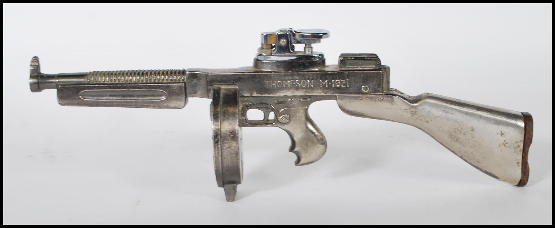 A vintage mid 20th Century table lighter in the form of a Thompson M.1921 submachine gun, being - Bild 5 aus 7