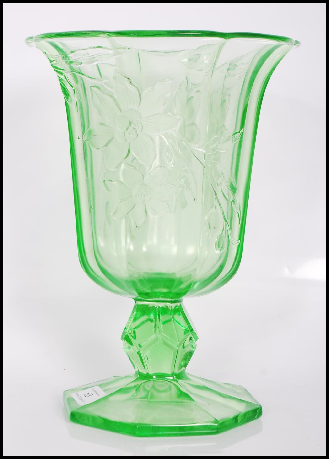 An early 20th Century Art Deco pressed green glass footed vase of octagonal form having raised - Bild 3 aus 7