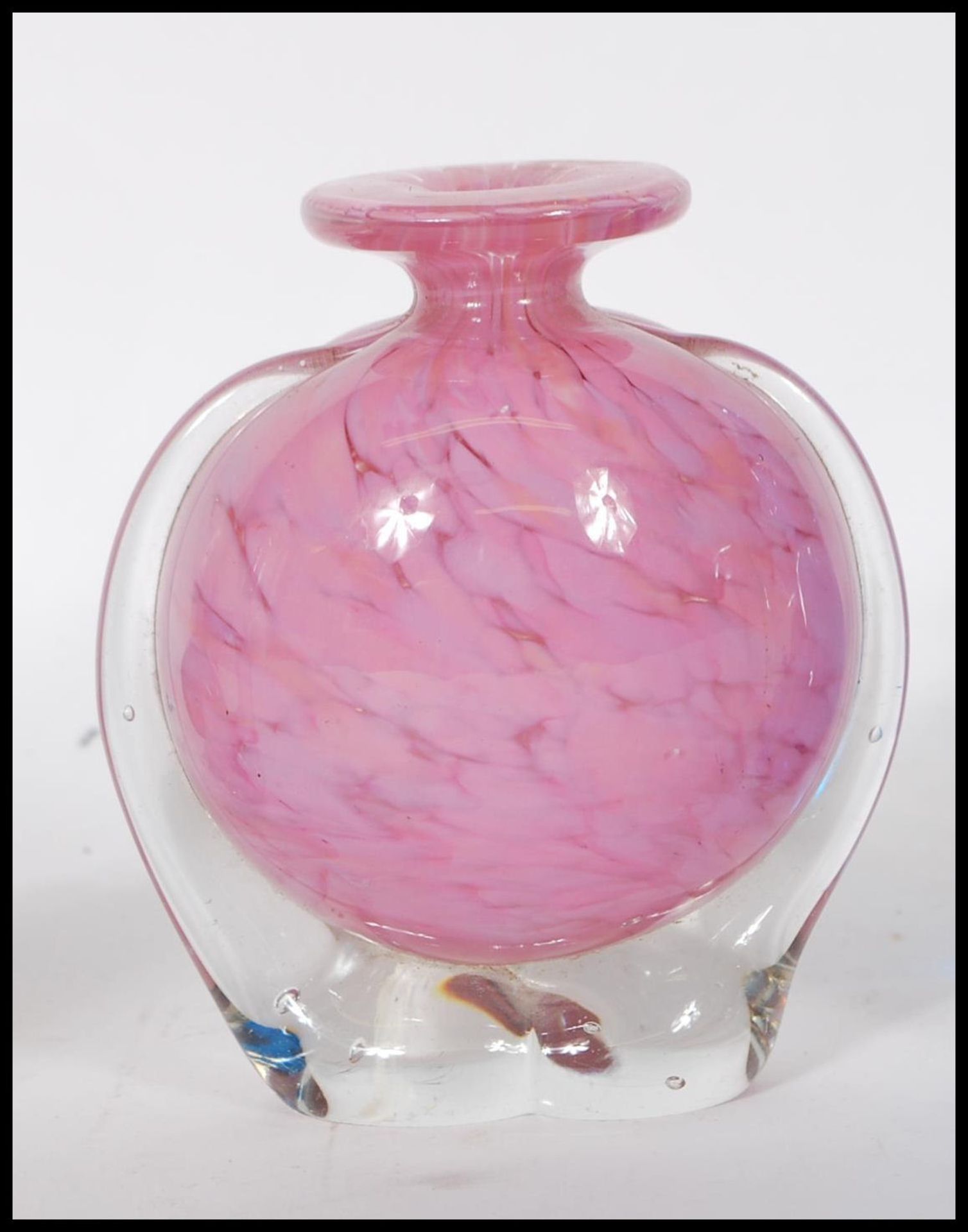 A collection of mid 20th Century vintage retro studio glass to include a Mdina pink mottled glass - Bild 3 aus 6