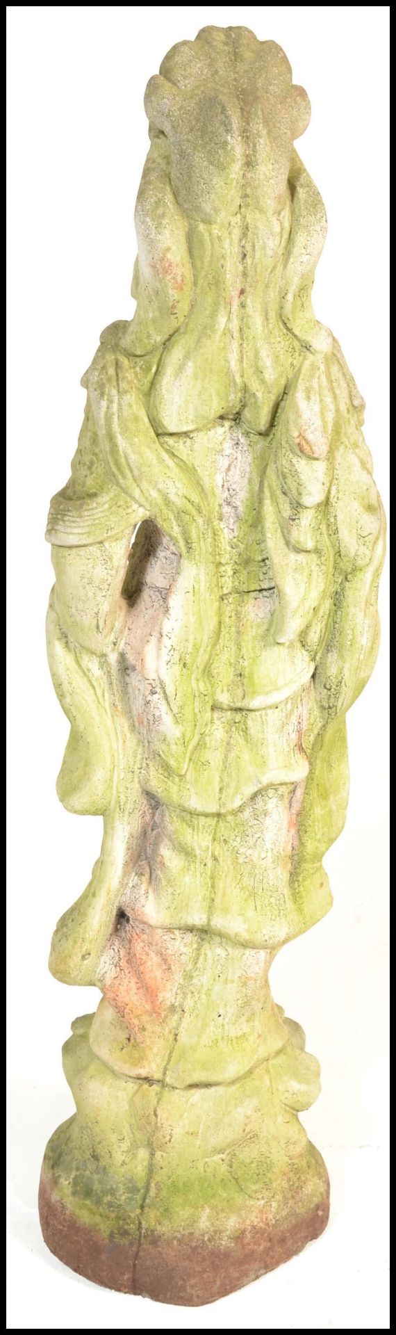 A 20th century Oriental South East Asian reconstituted stone garden statue ornament in the form of a - Bild 5 aus 6