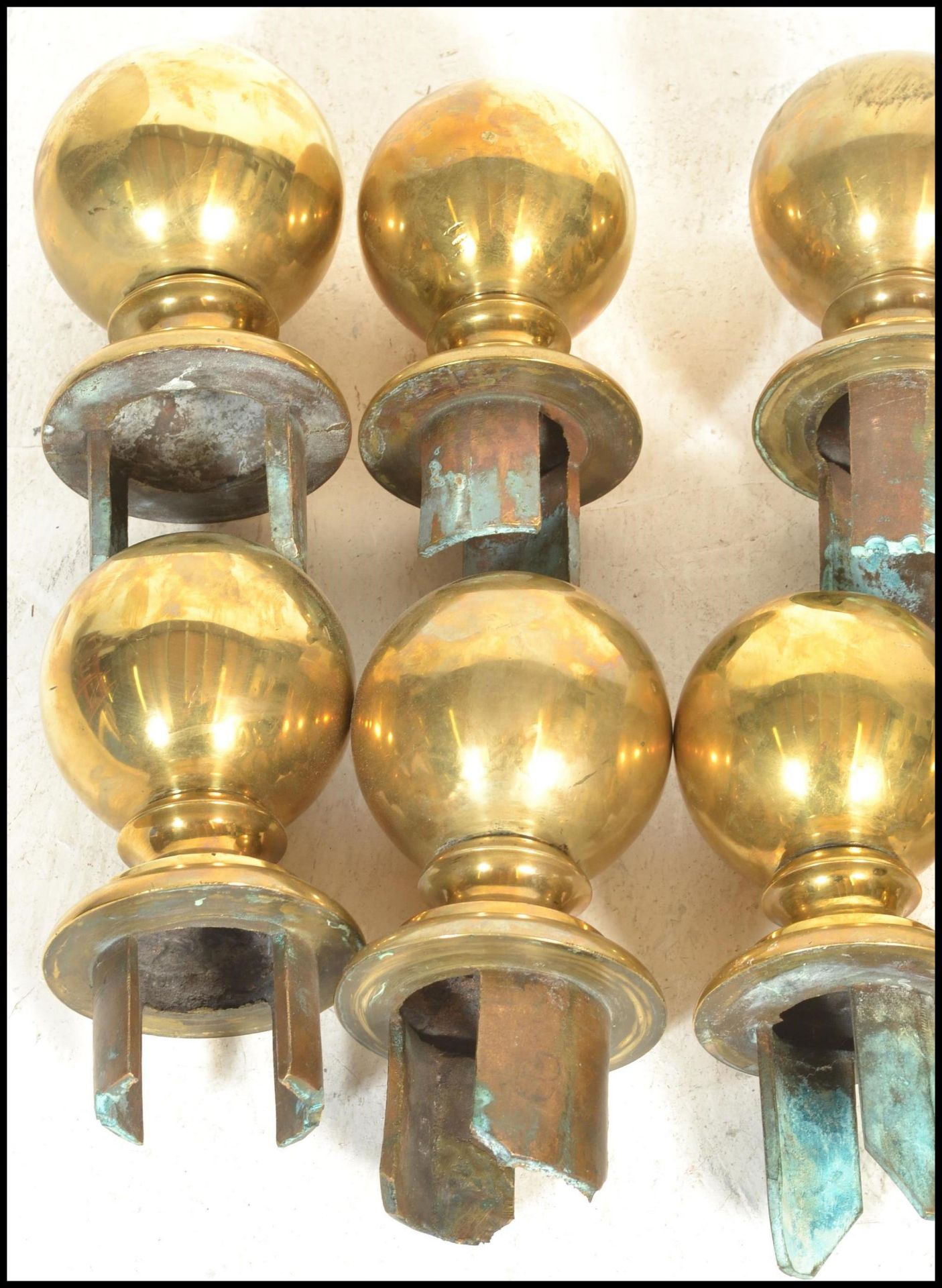 A 19th Century Victorian collection of cast brass balustrade / staircase finials of round orb - Bild 2 aus 4