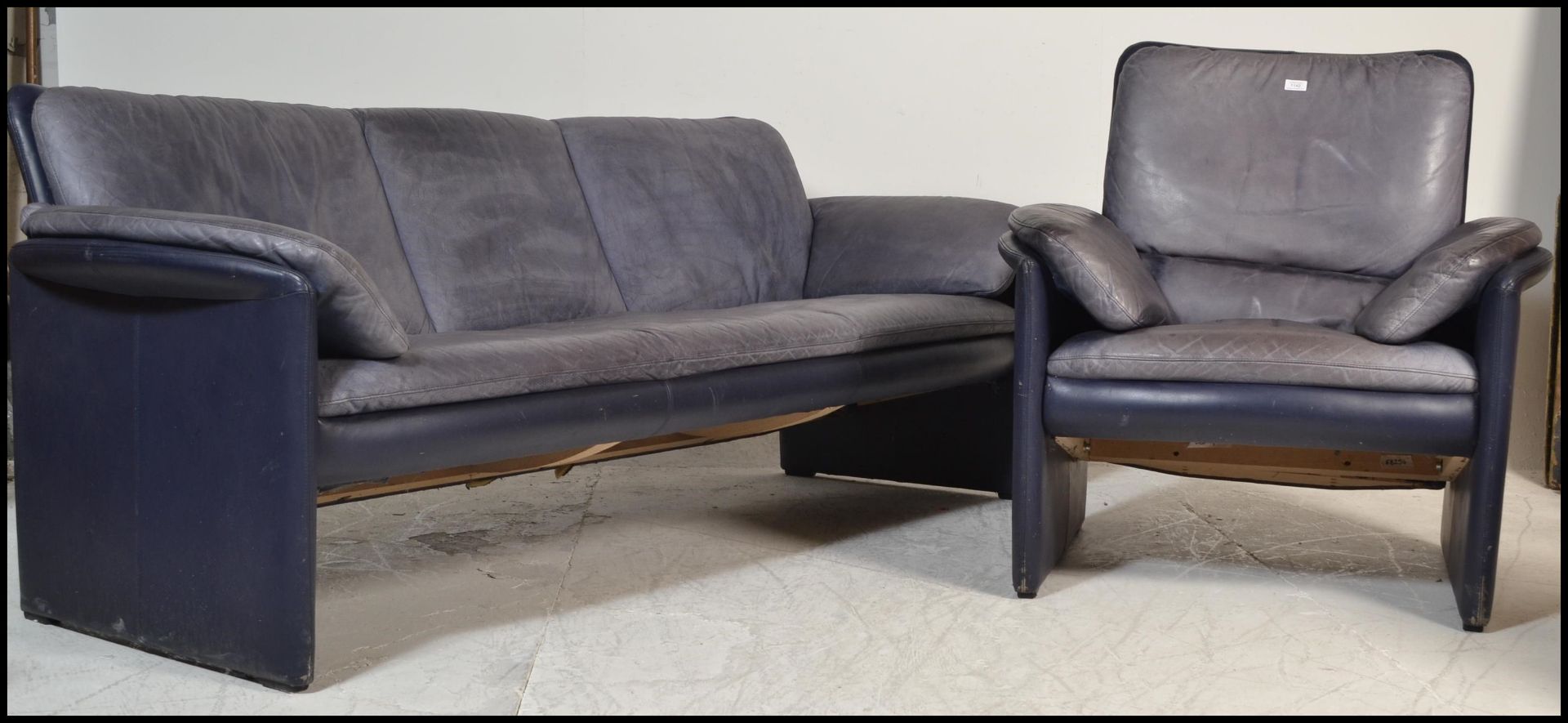 A 20th Century vintage Leolux lounge suite consisting of a three seater sofa and armchair , the body - Bild 2 aus 9