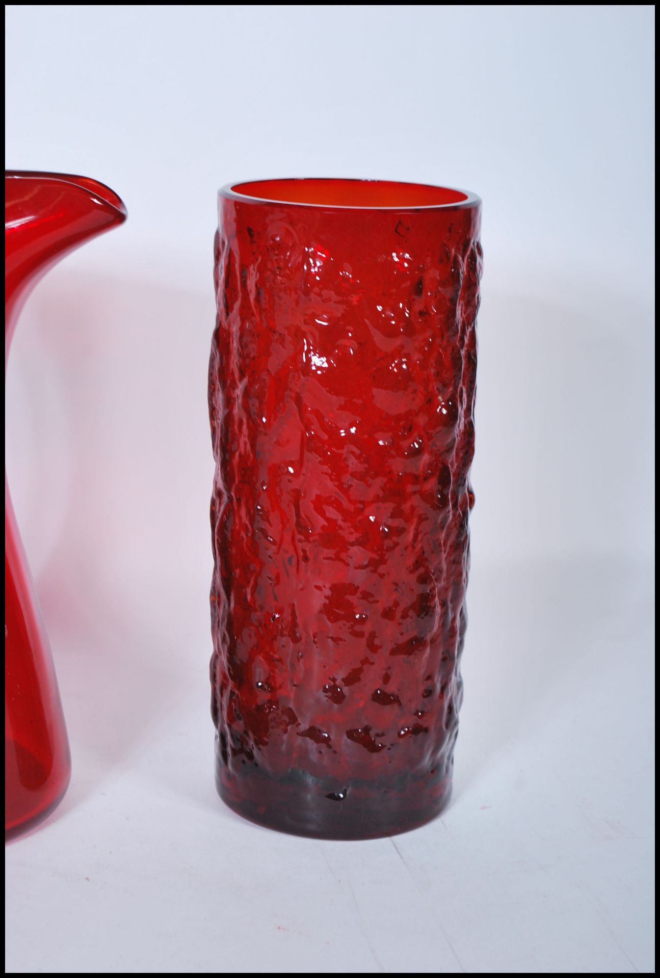 A group of four mid 20th Century vintage retro studio ruby red glass vases to include two bark - Bild 6 aus 7