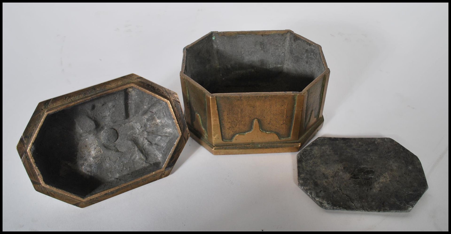 A 19th Century cast bronze tea / tobacco press of octagonal form having embossed panelled decoration - Bild 7 aus 9