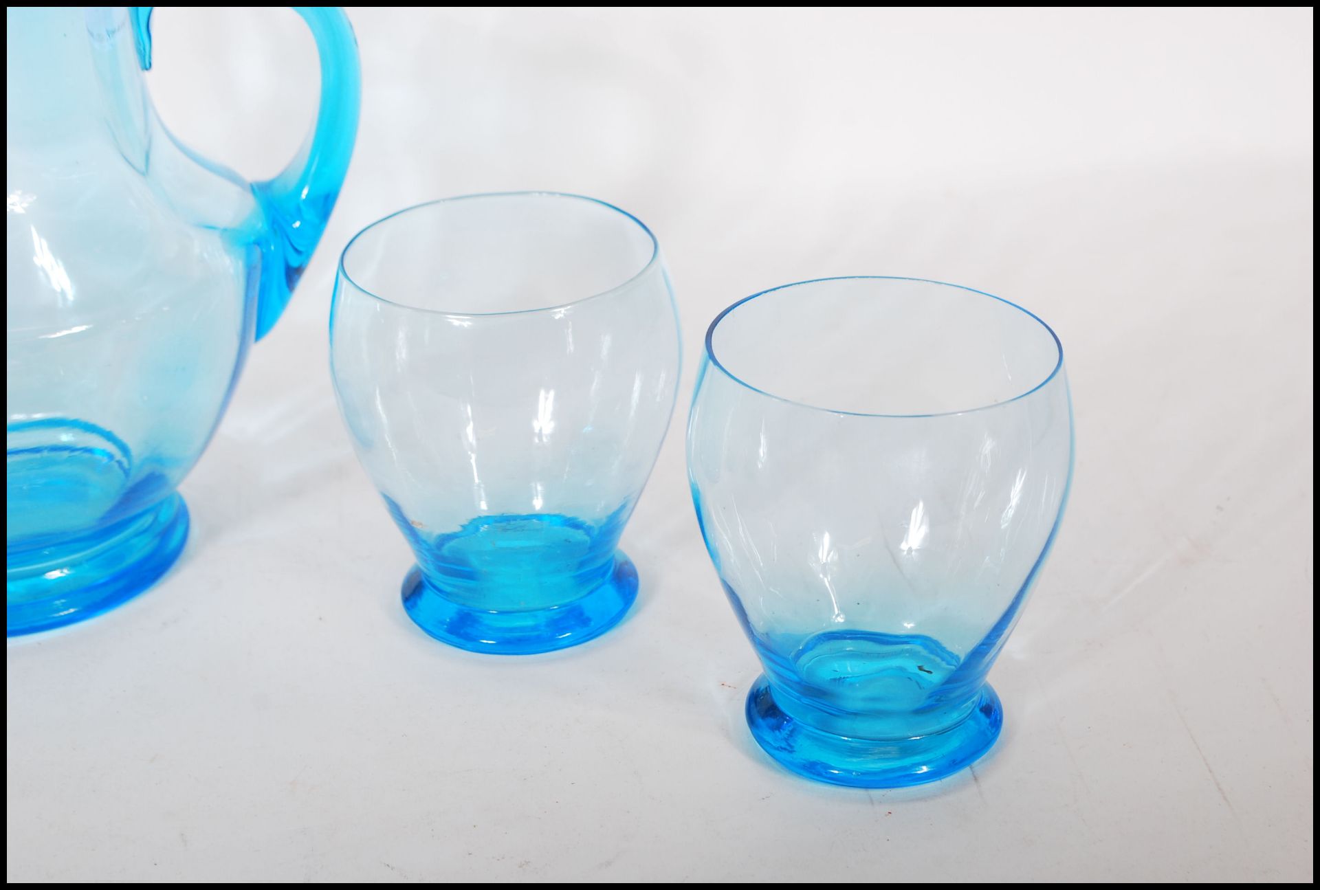 A vintage mid 20th Century 1950's blue glass lemonade set consisting of pitcher jug and four glasses - Bild 4 aus 5