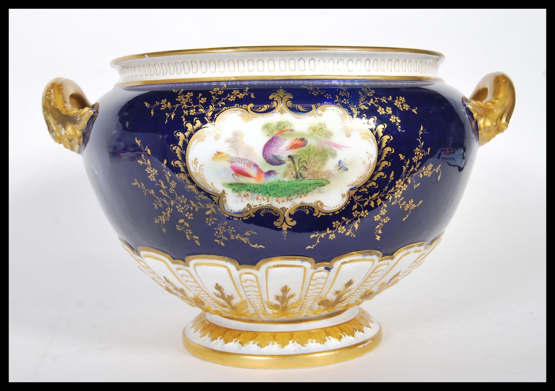 A late 19th Century Royal Worcester soup tureen of large form, having twin carrying handles finished - Bild 3 aus 6