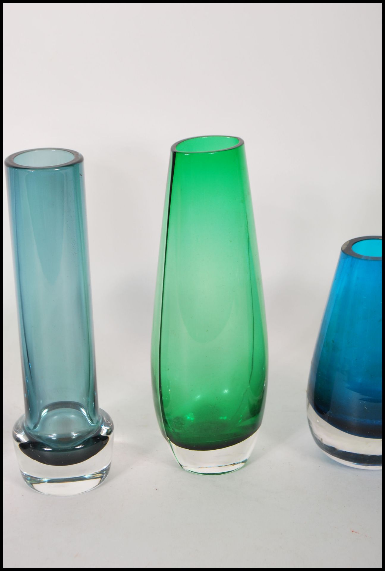 A selection of retro vintage 20th Century coloured studio glass vases to include Danish inspired - Bild 4 aus 6