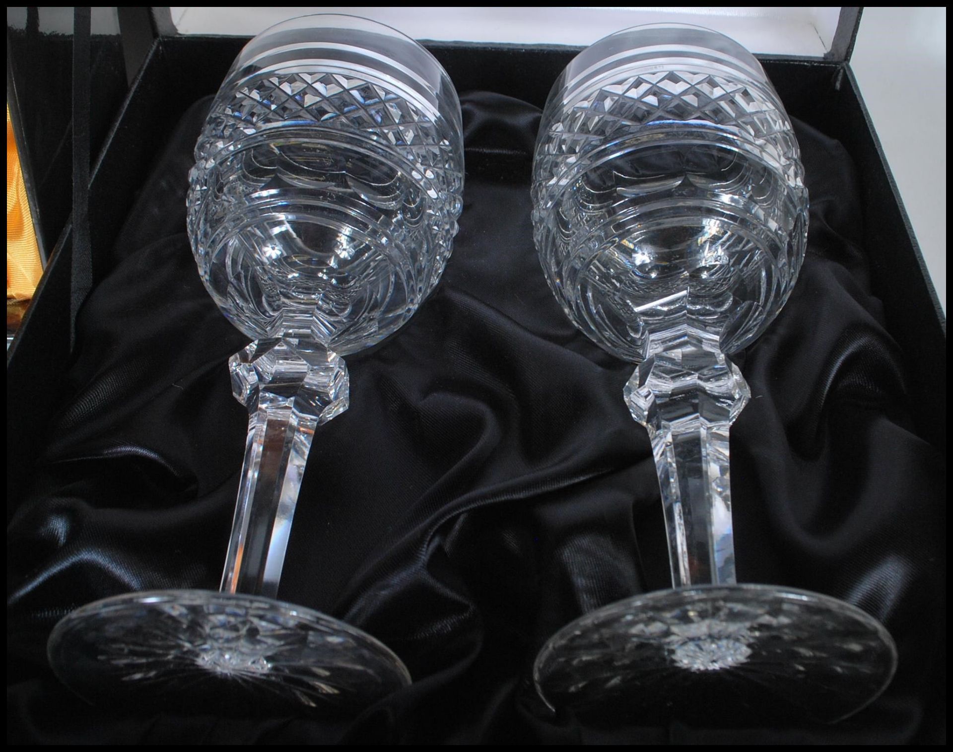 Waterford & Bohemia crystal - A cased set of two Waterford cut wine glass / goblets having faceted - Bild 5 aus 6