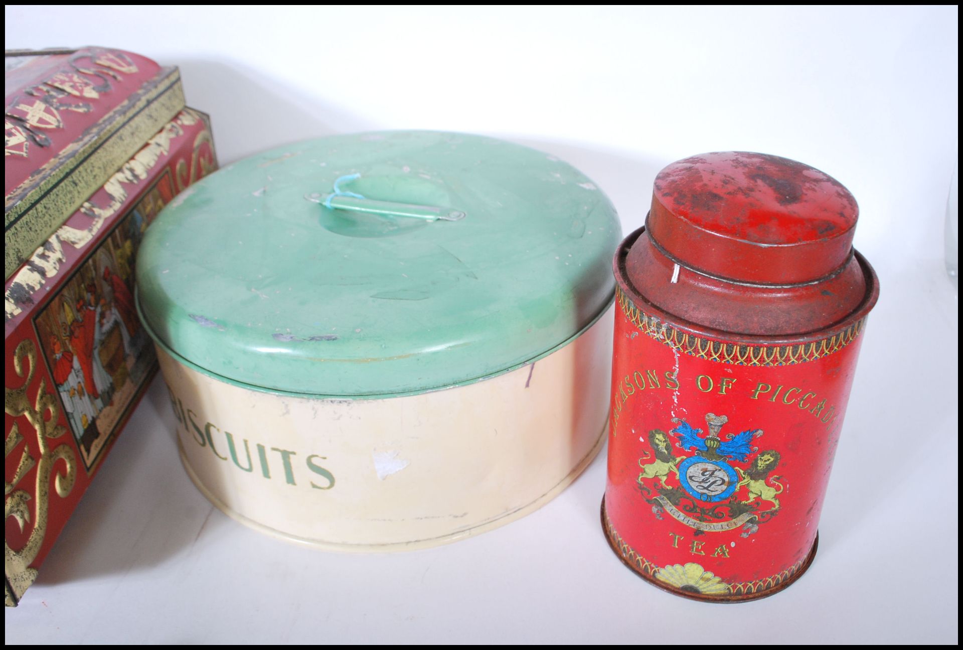 A collection of 20th Century vintage advertising tea and tobacco tins to include Lyons tea, Jacksons - Bild 8 aus 8