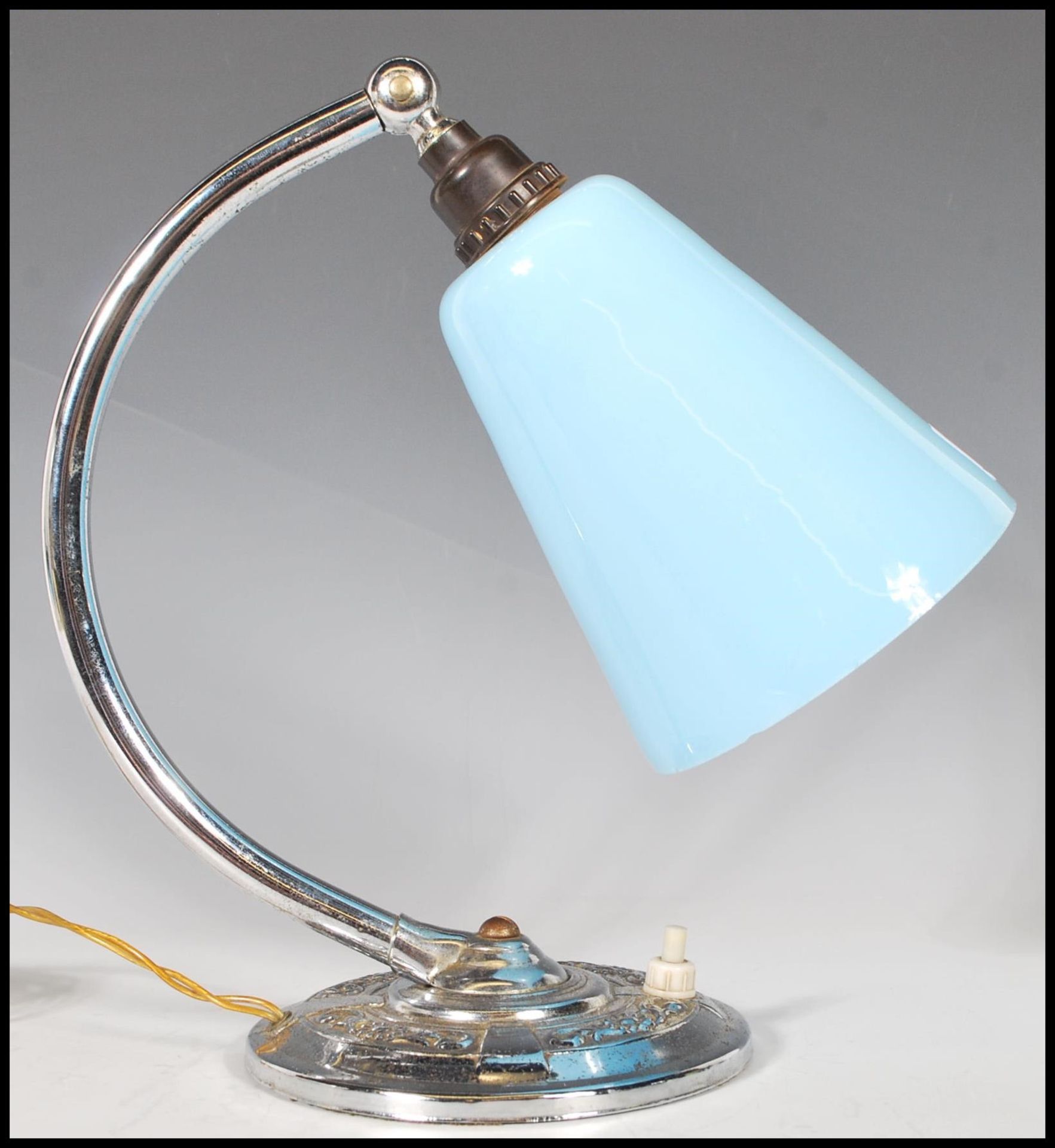 An early 20th Century Art Deco desk / table lamp, having a chrome circular base, chrome bend support - Image 2 of 7