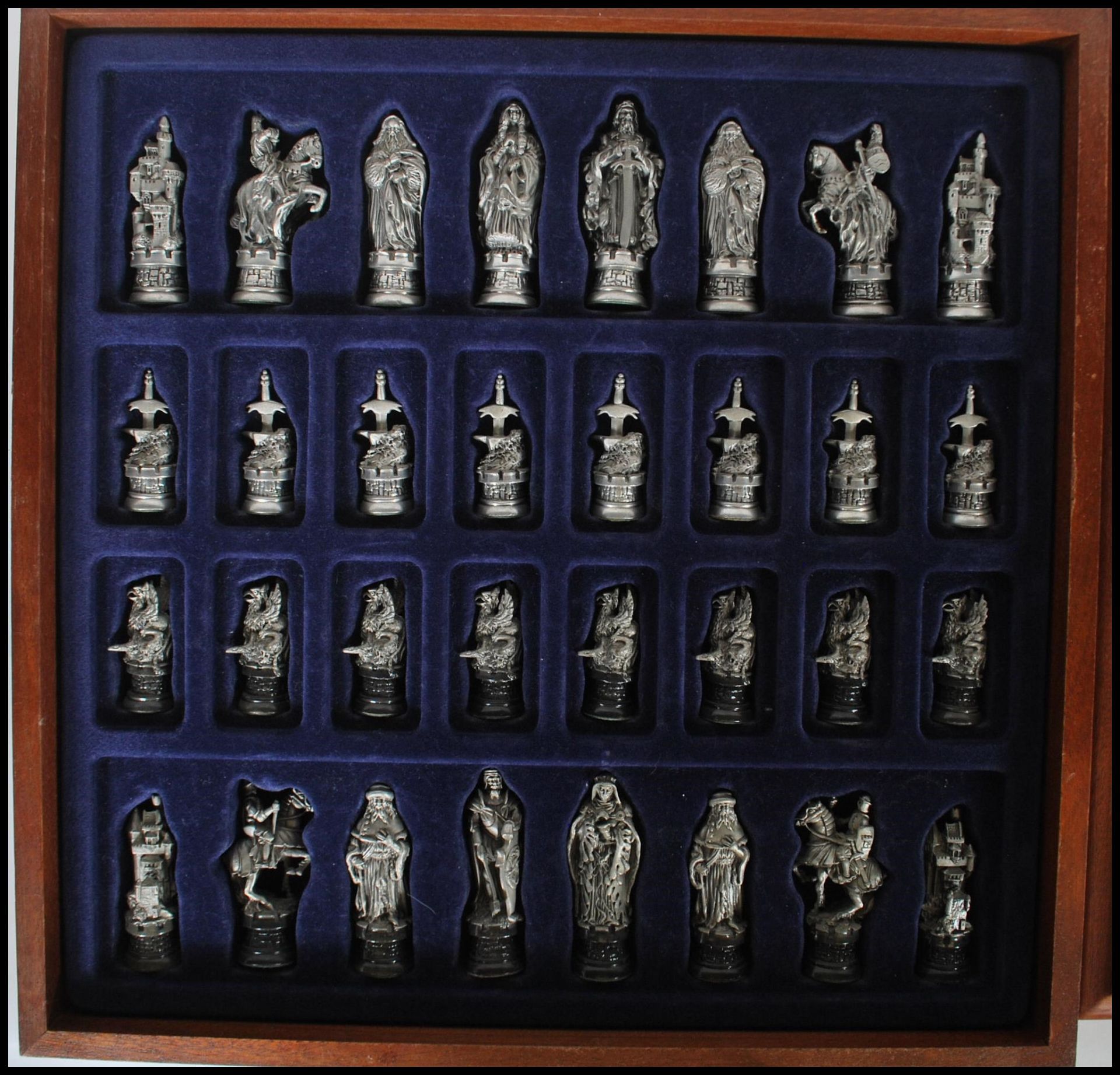 A collectors Danbury Mint Royal Selangor chess set entitled ' The Camelot Chess Set' consisting of - Bild 9 aus 12