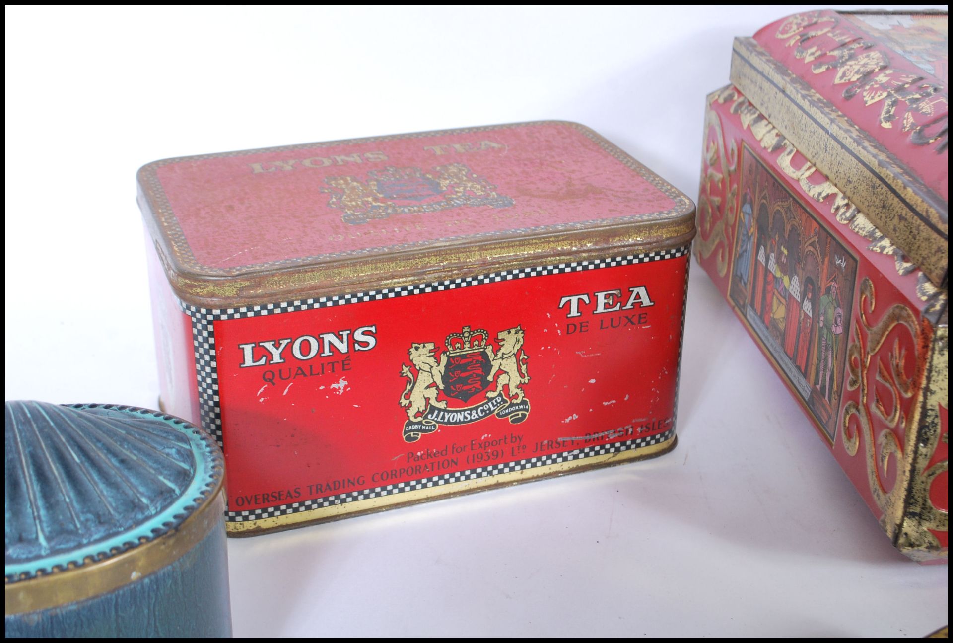 A collection of 20th Century vintage advertising tea and tobacco tins to include Lyons tea, Jacksons - Bild 3 aus 8