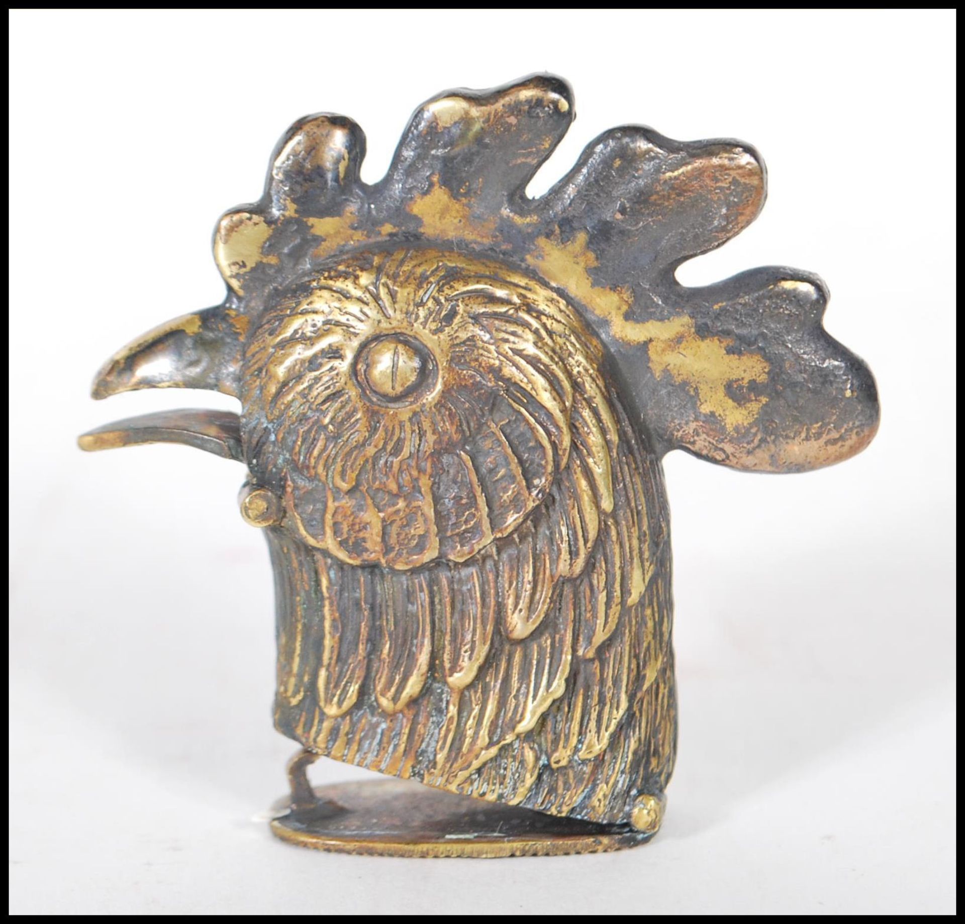 A brass cased vesta in the form of a rooster having match striker to base that opens via squeezing - Bild 3 aus 6