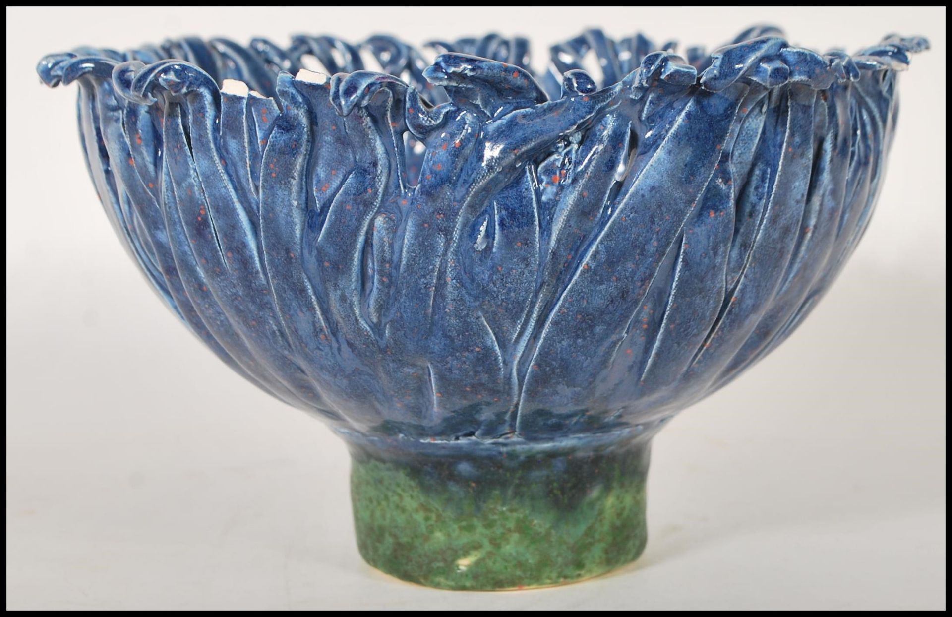 Jane Harding - A 20th Century vintage studio art pottery bowl in the form of a blue flower raised on - Bild 2 aus 7