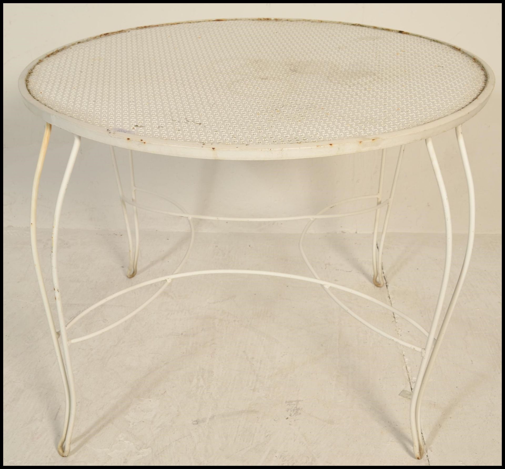 A 20th Century metal garden table and two chairs, the chairs having scroll fan backrests raised on - Bild 11 aus 11