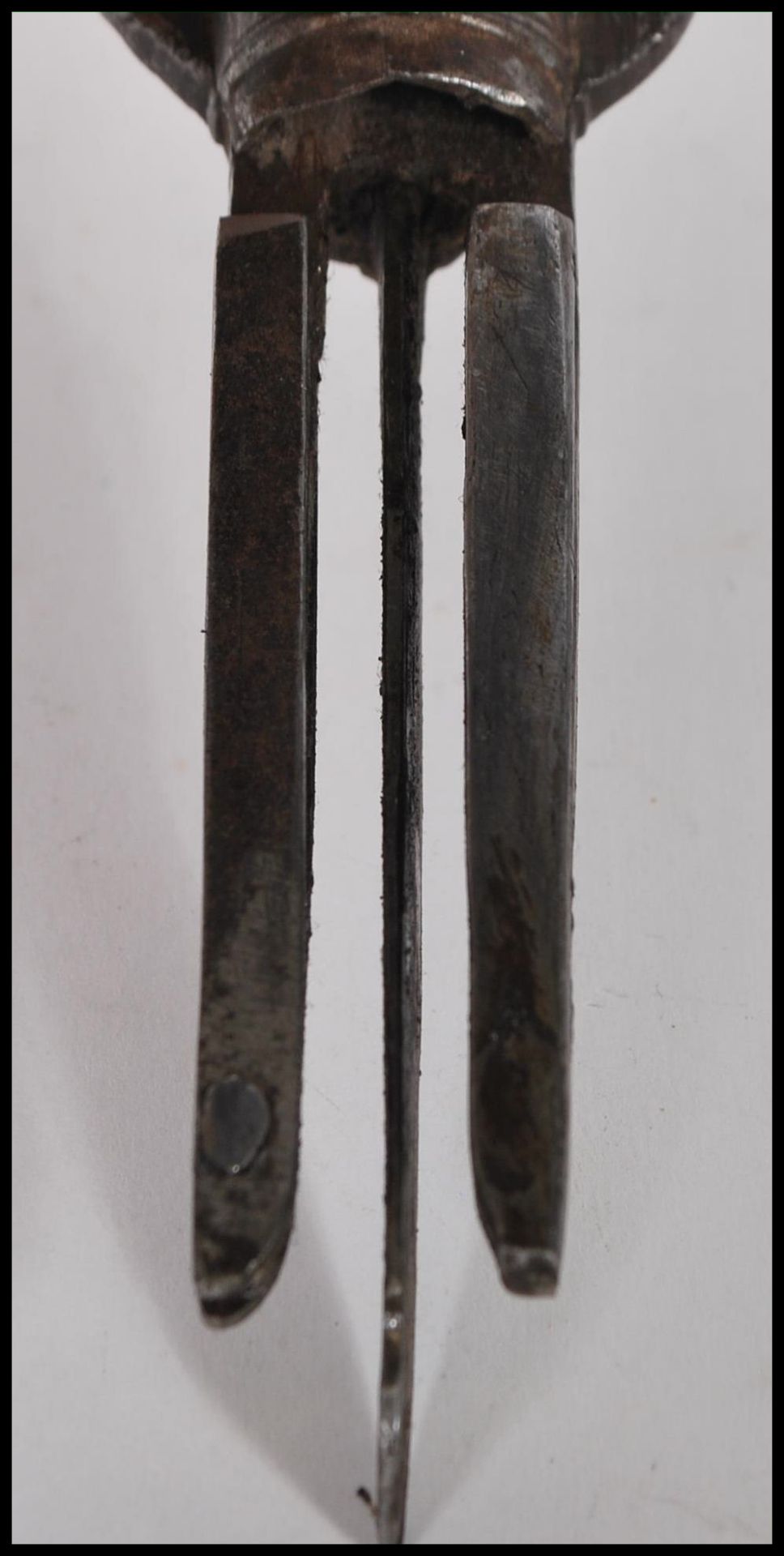 An unusual  antique large Pitari chest iron bolt lock. Collected by the vendors family when based in - Bild 8 aus 10