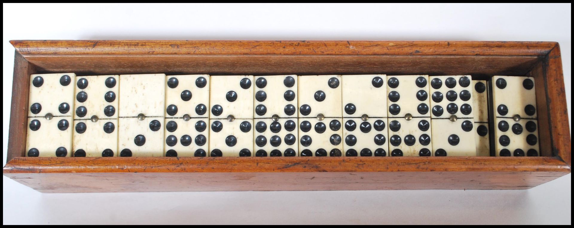 A set of 19th Century Victorian ebony and bone dominoes set within a mahogany box with a sliding - Bild 4 aus 7