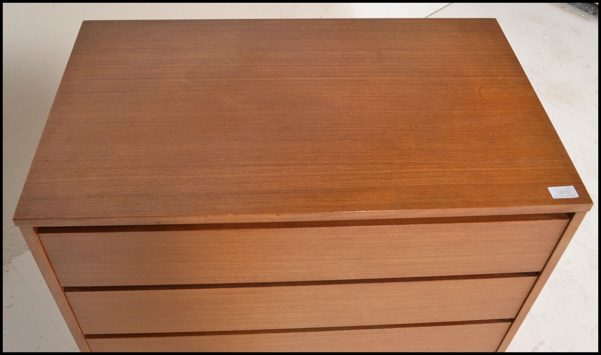 A 1960's retro vintage teak wood chest of drawers of simple form having a straight run of four - Bild 4 aus 5