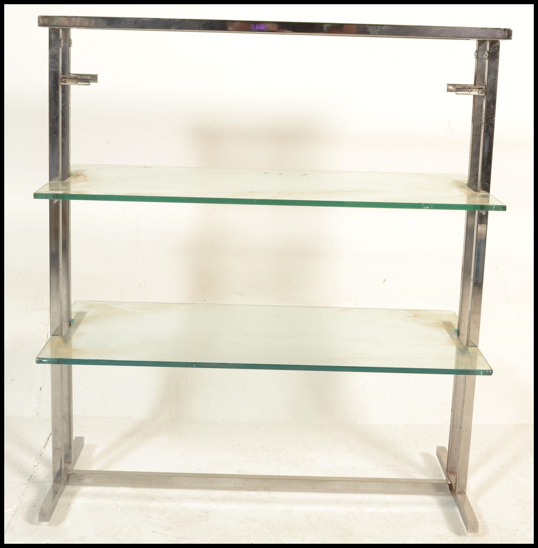 A vintage 20th Century vintage industrial glass and chrome shelving unit having two tiers of glass - Bild 3 aus 4