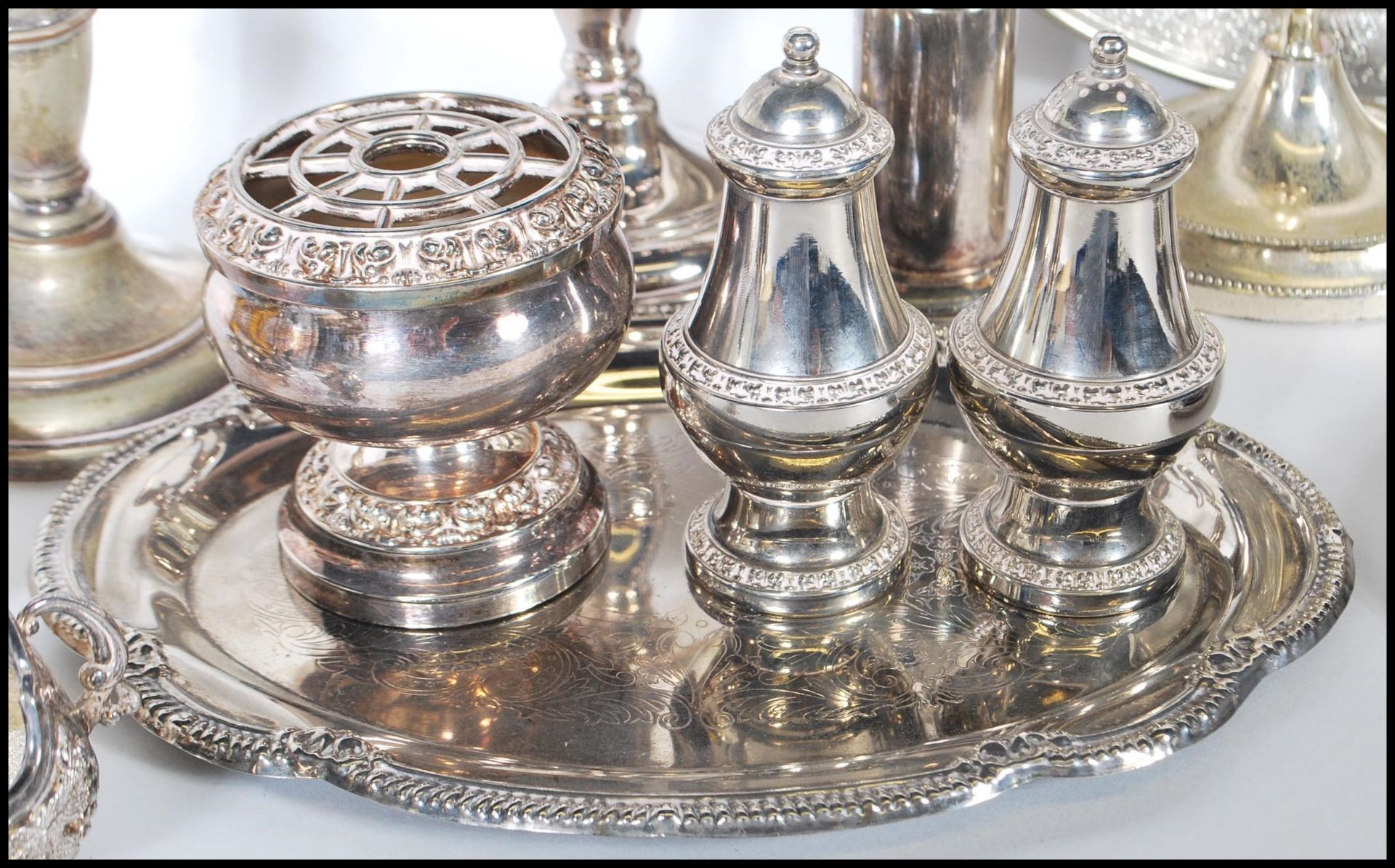 A large collection of silver plate to include salvers, candelabra, teapot, coffee pot. peanut - Bild 3 aus 8