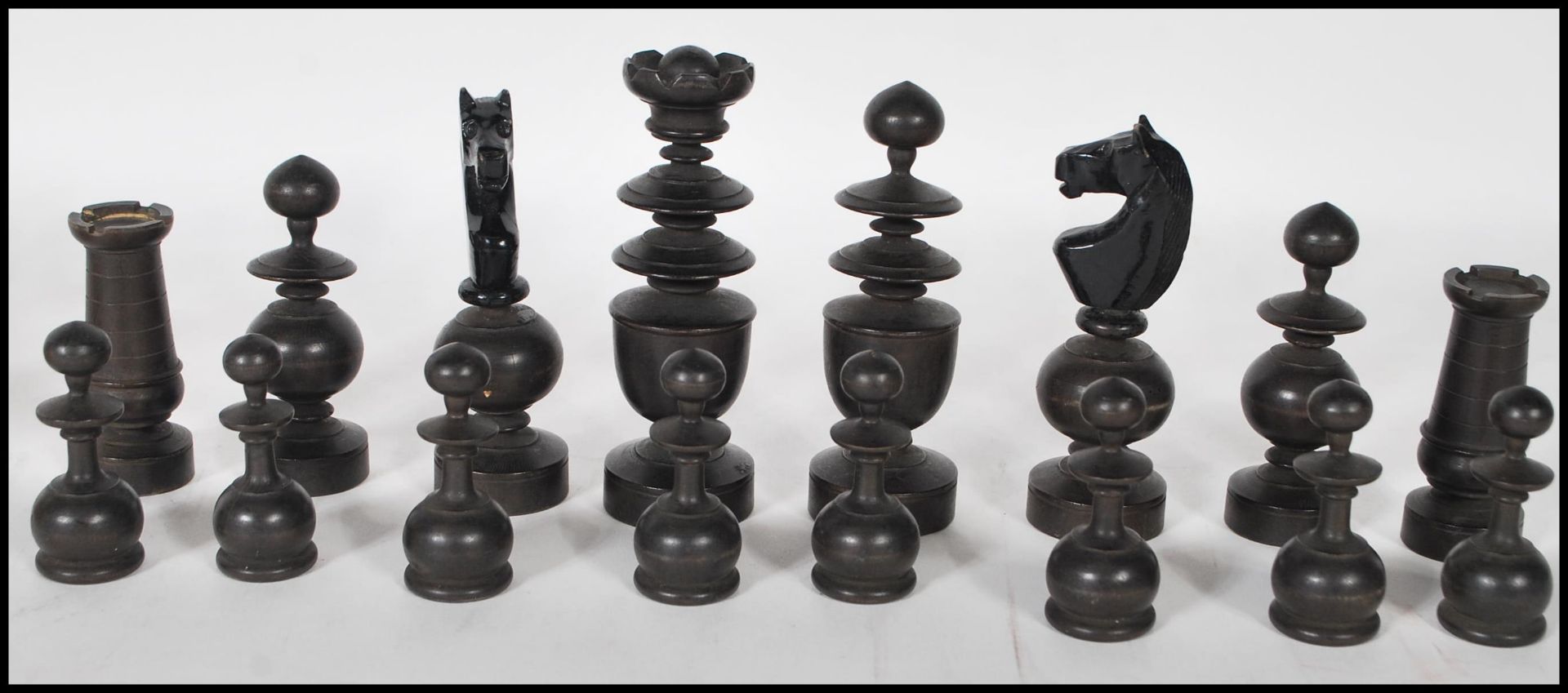 A vintage early 20th Century chess set having a complete set of boxwood and ebonised turned - Bild 3 aus 7