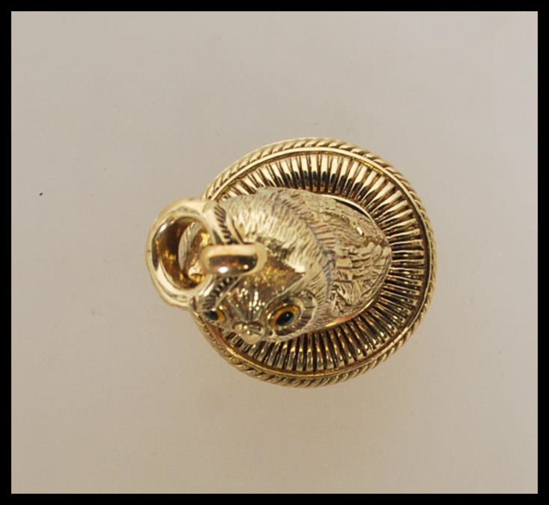 A contemporary gold plate seal in the form of an owl. Measures 4cm tall by 2.5cm diameter. - Bild 5 aus 6