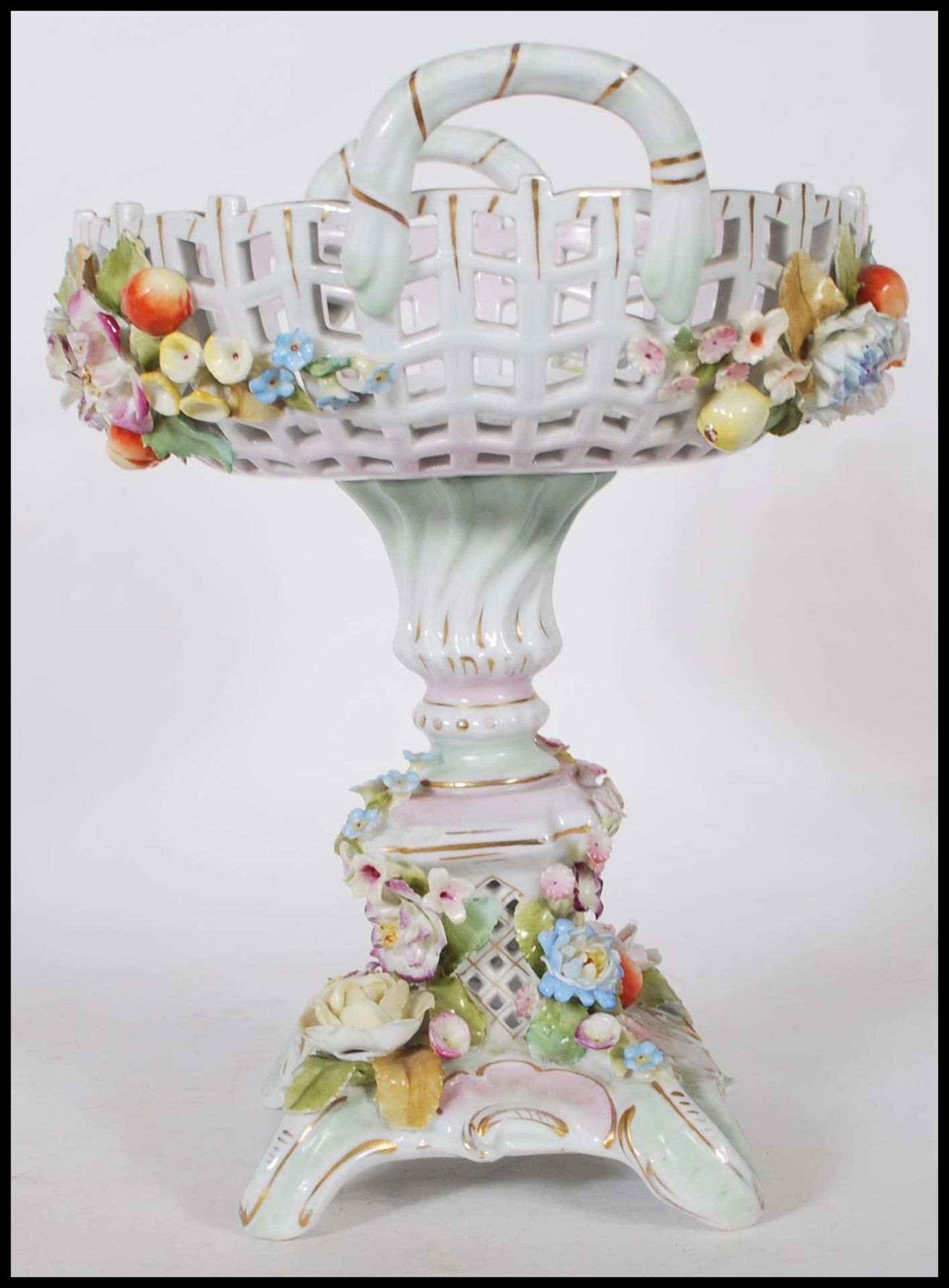 A 19th century / early 20th century Sitzendorf floral encrusted centrepiece tazza. The base with - Bild 4 aus 6