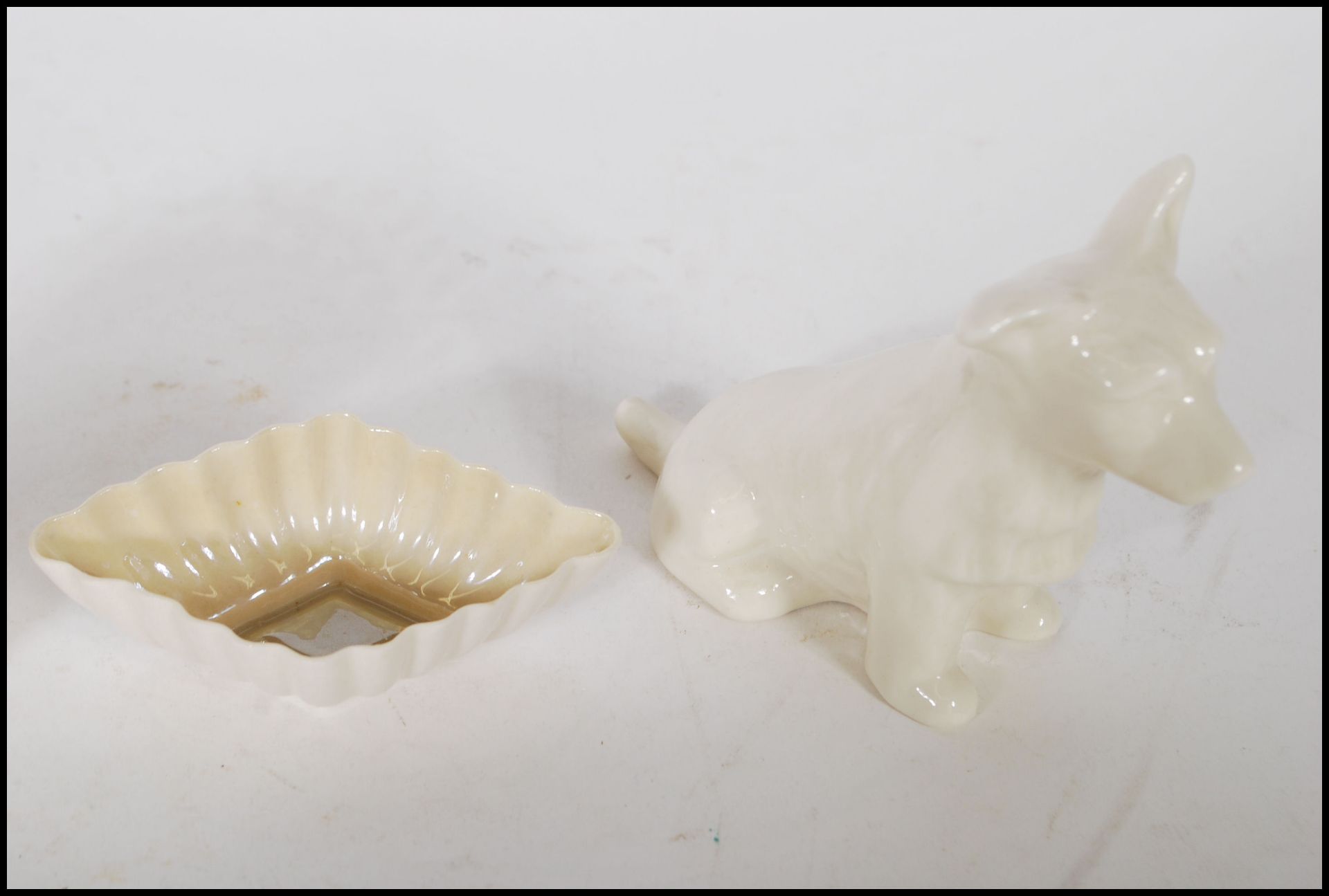 A collection of four Irish Belleek porcelain ceramics to include a Scottie Dog with green stamp to - Bild 4 aus 6