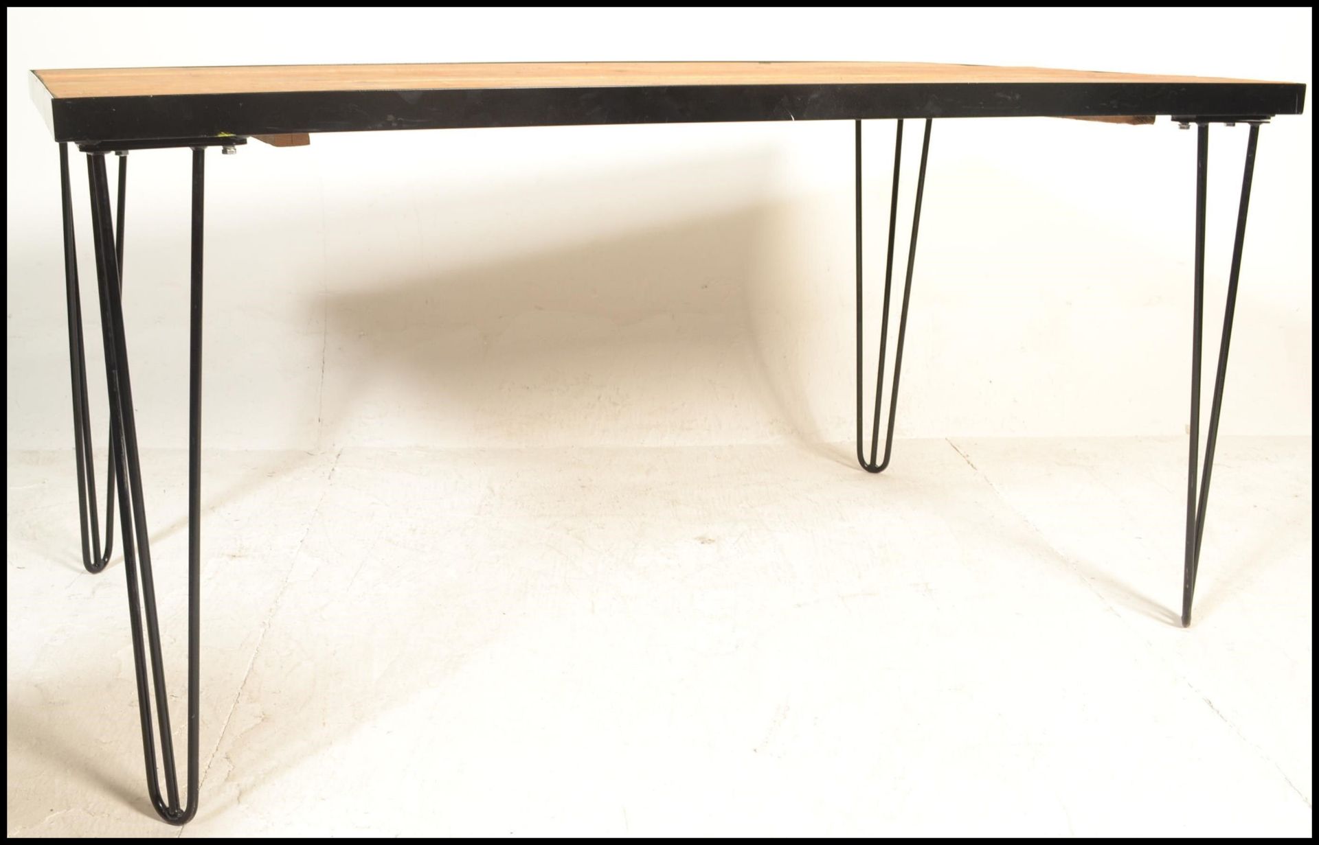 A retro style metal framed plank top dining table raised on hairpin upright supports in a black - Bild 4 aus 7