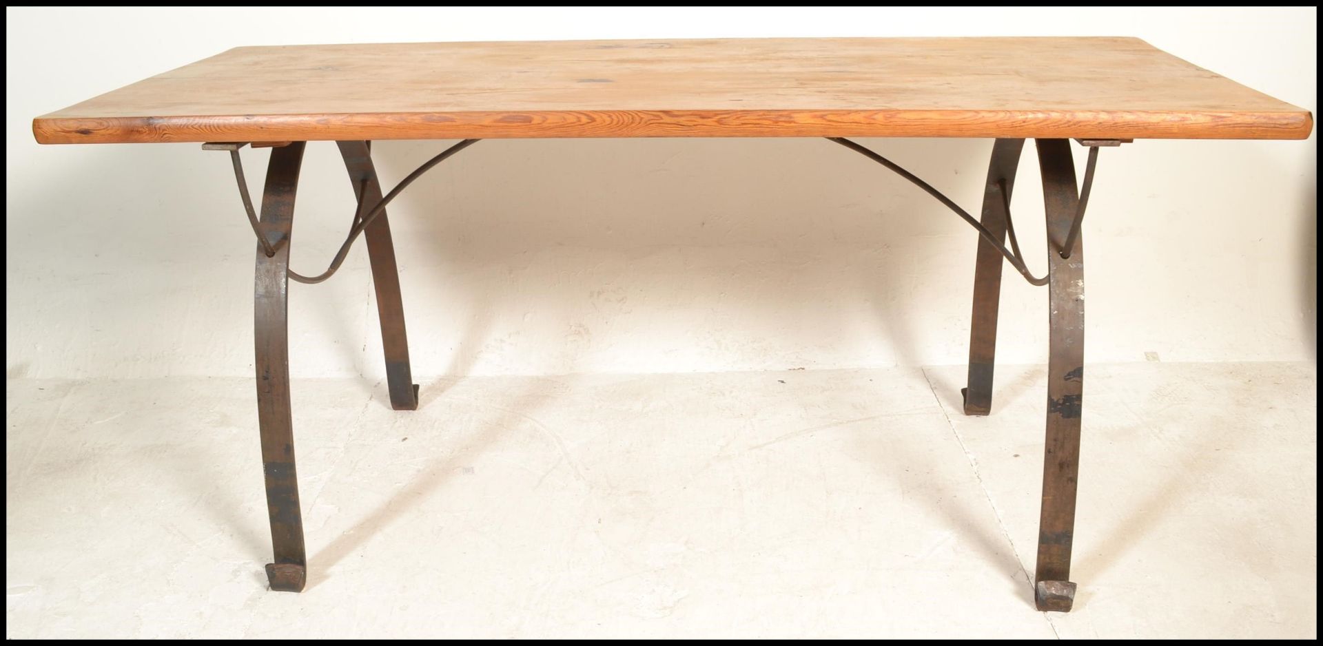 A large 20th Century plank top refectory dining table, the table top constructed from reclaimed pine - Bild 2 aus 5