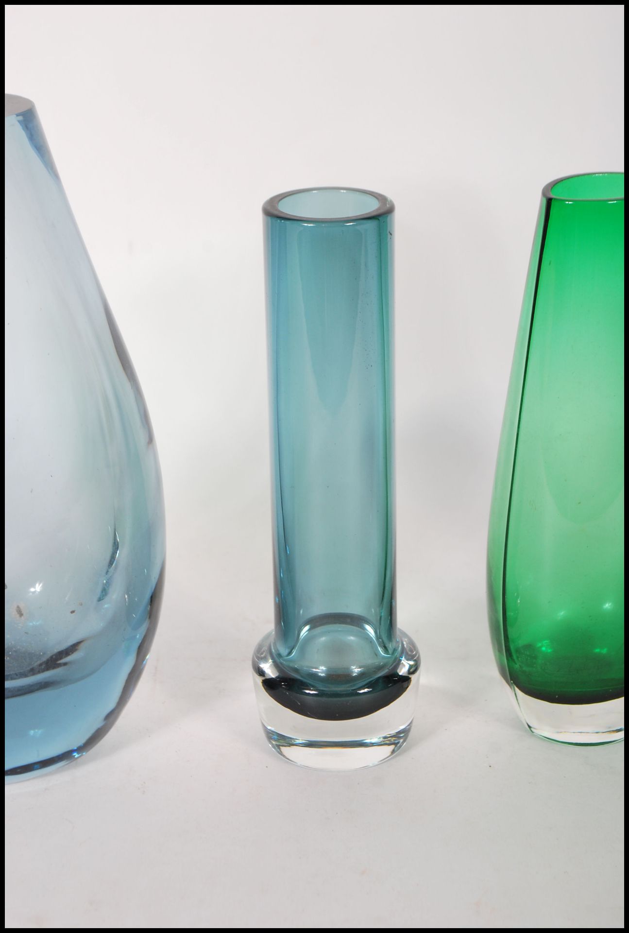 A selection of retro vintage 20th Century coloured studio glass vases to include Danish inspired - Bild 3 aus 6