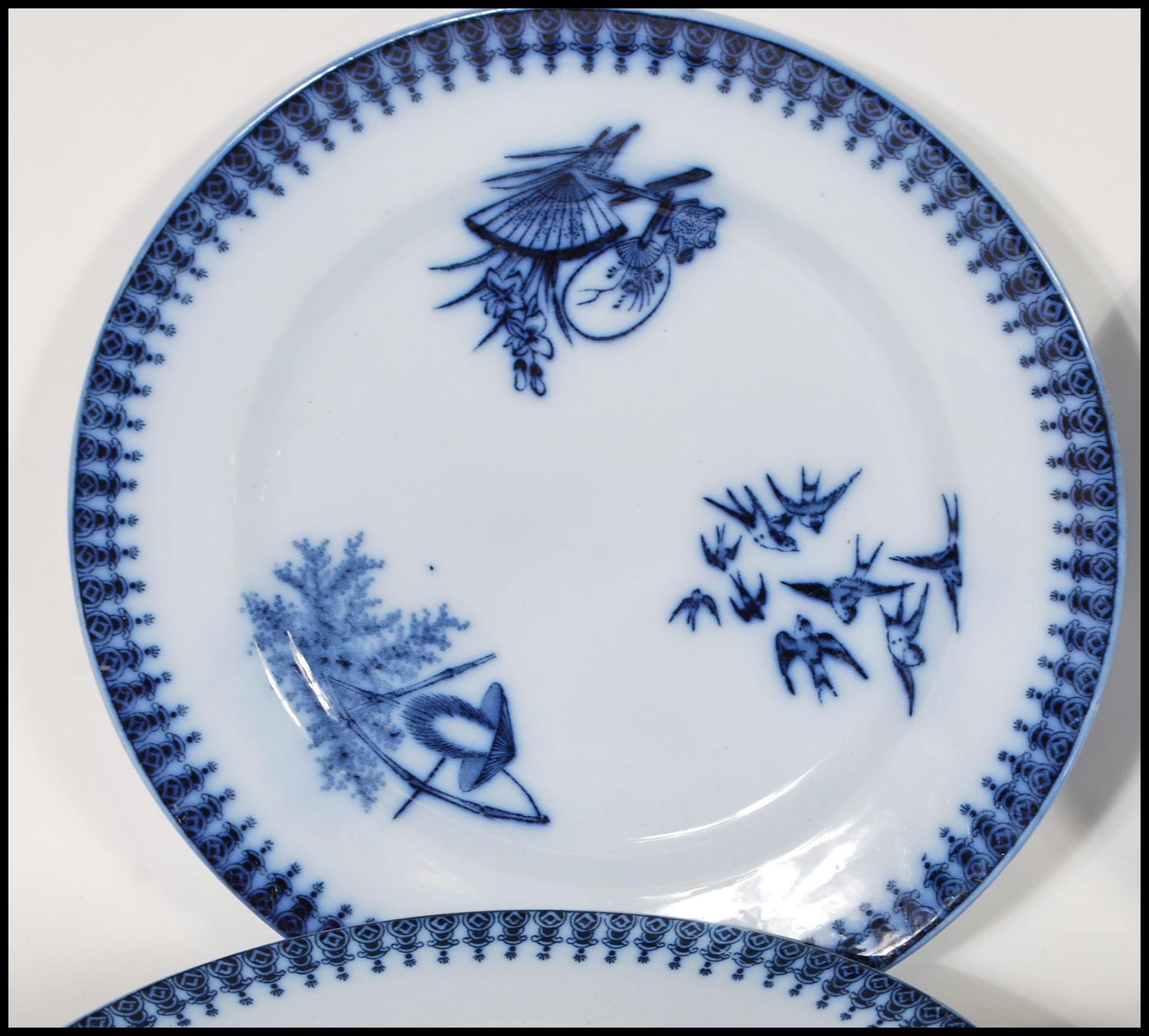 A matching set of seven early 20th Century blue and white dinner plates having blue pattern - Bild 2 aus 9