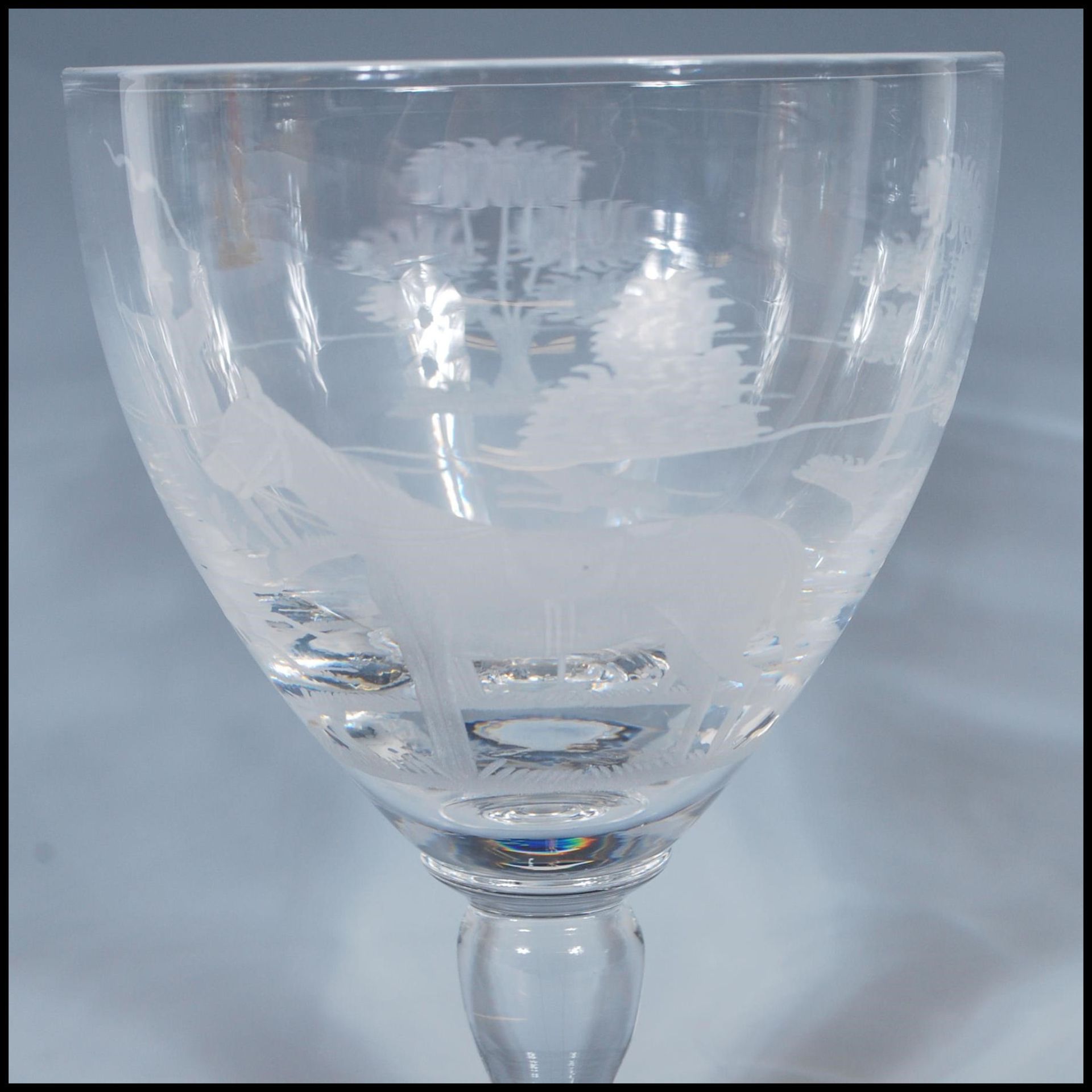 Hunting interest- A large 19th Century Victorian glass goblet having engraved hunting scenes - Bild 5 aus 7