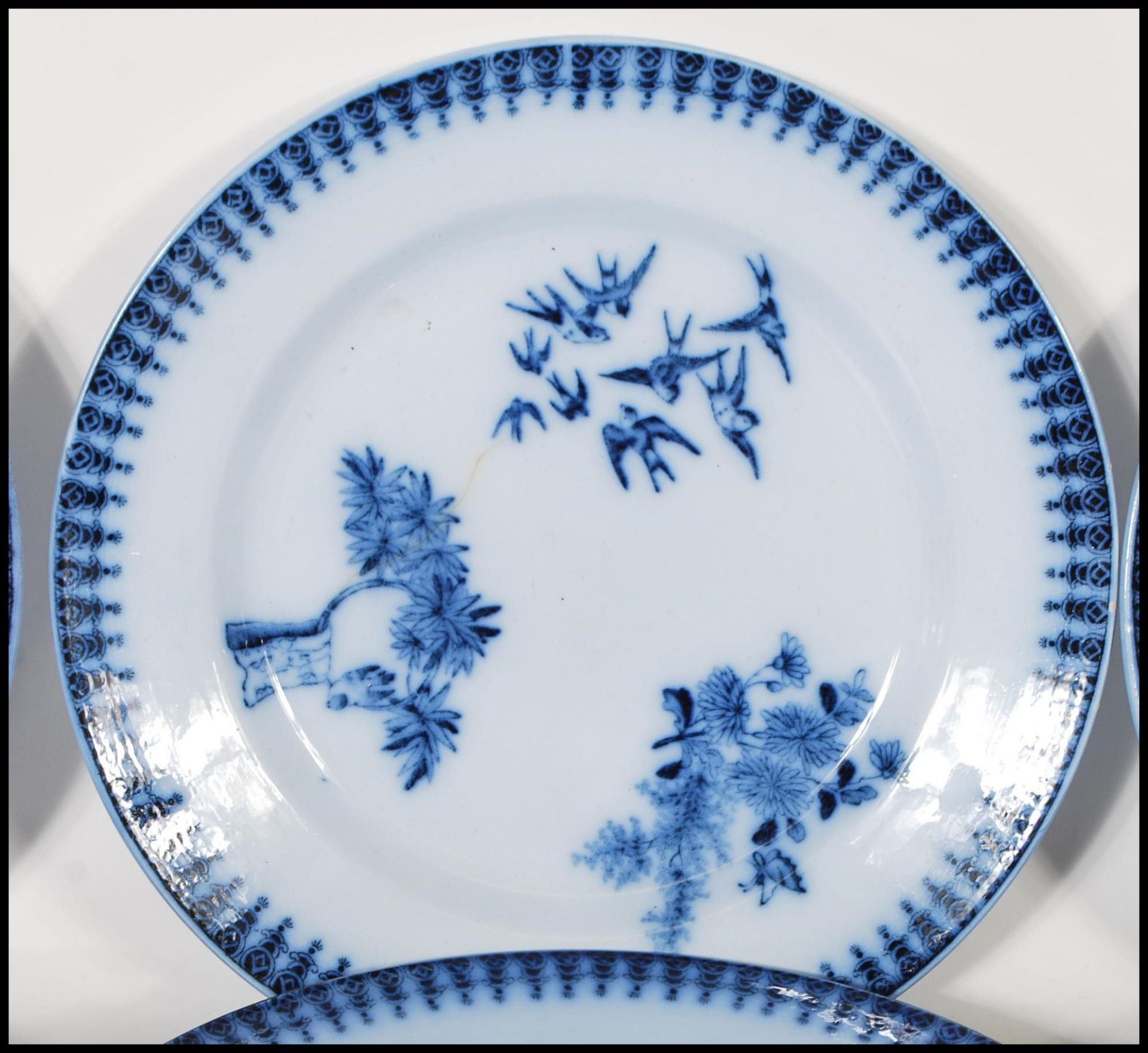 A matching set of seven early 20th Century blue and white dinner plates having blue pattern - Bild 3 aus 9