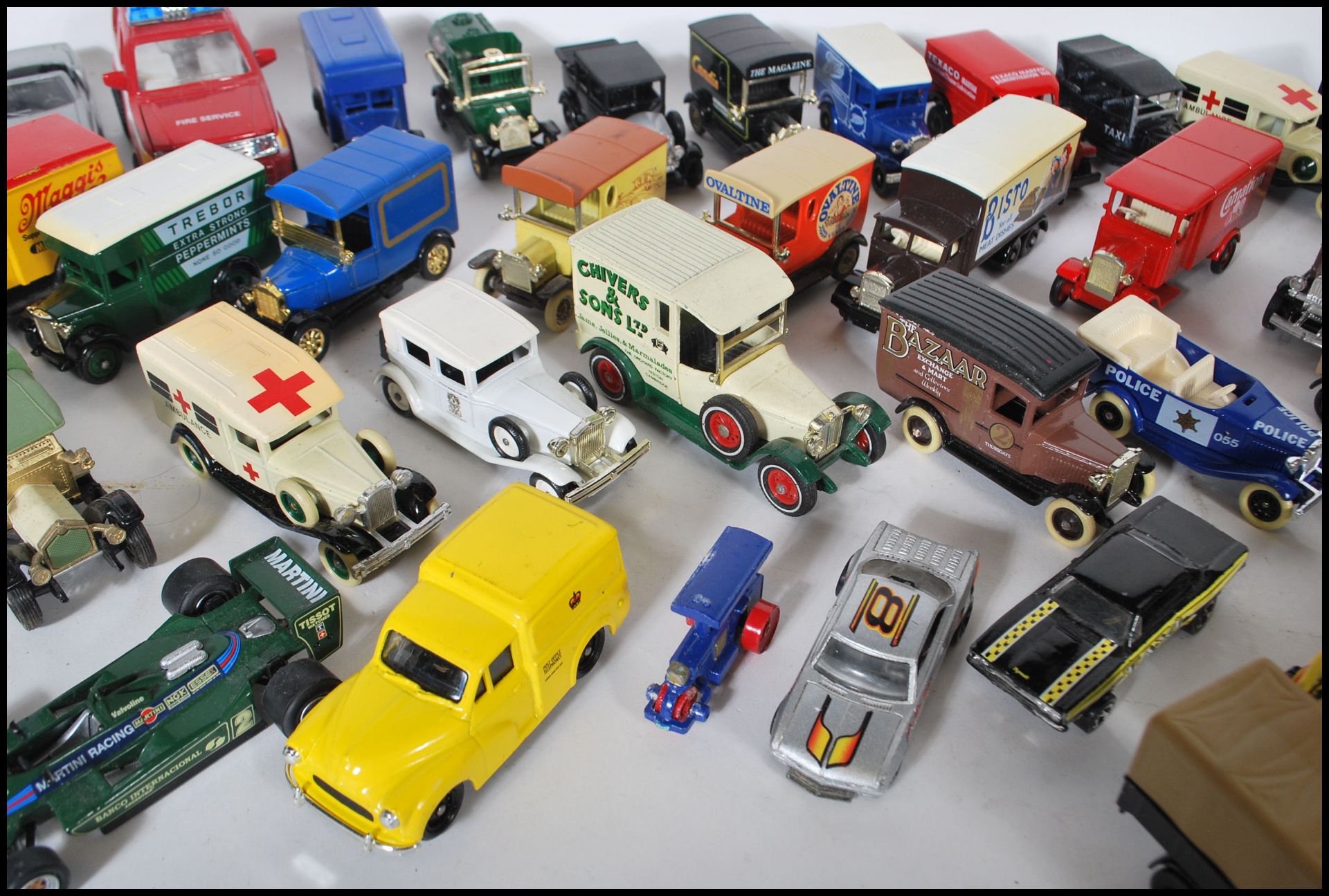 A COLLECTION OF UNBOXED DIECAST MODEL VEHICLES - Bild 7 aus 12