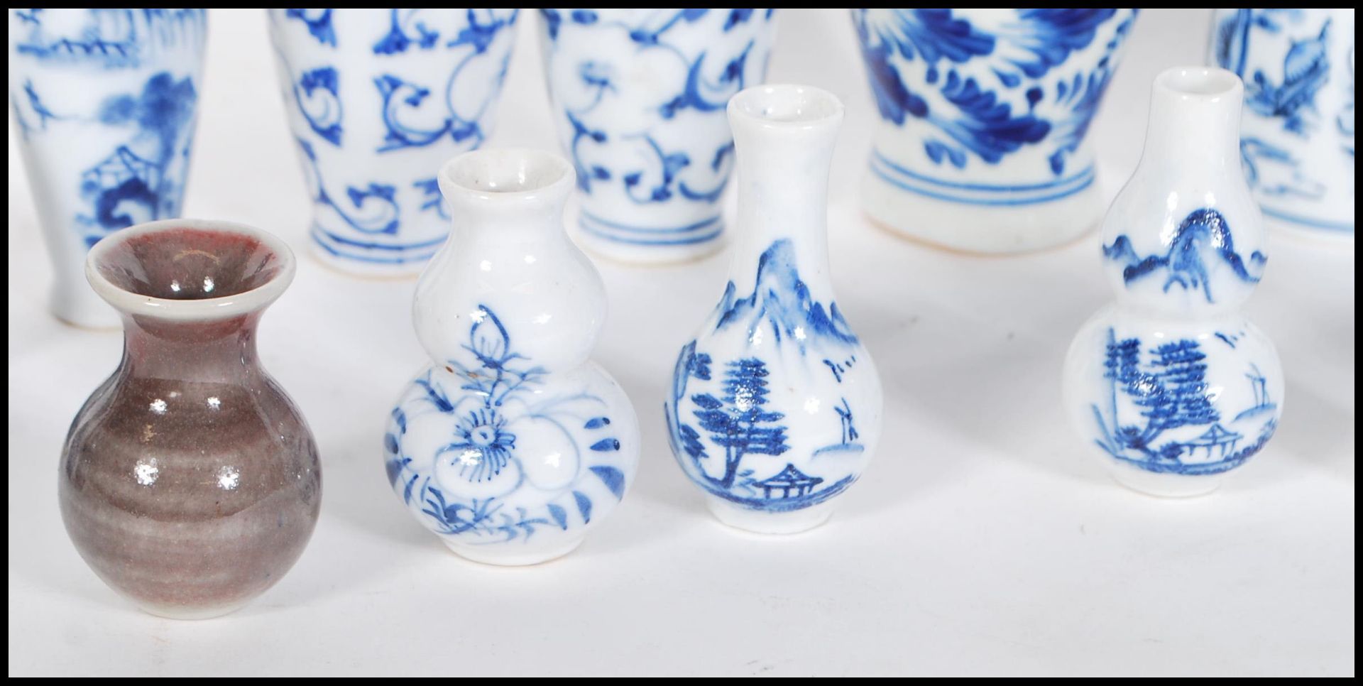 A group of 20th Century blue and white miniature o - Bild 4 aus 17