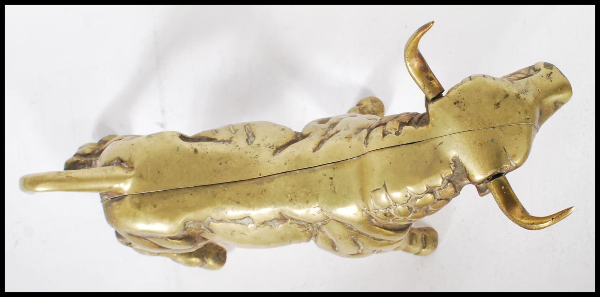 A 20th century cast bronze figurine in the form of a standing bull having a gilt exterior. - Bild 5 aus 6