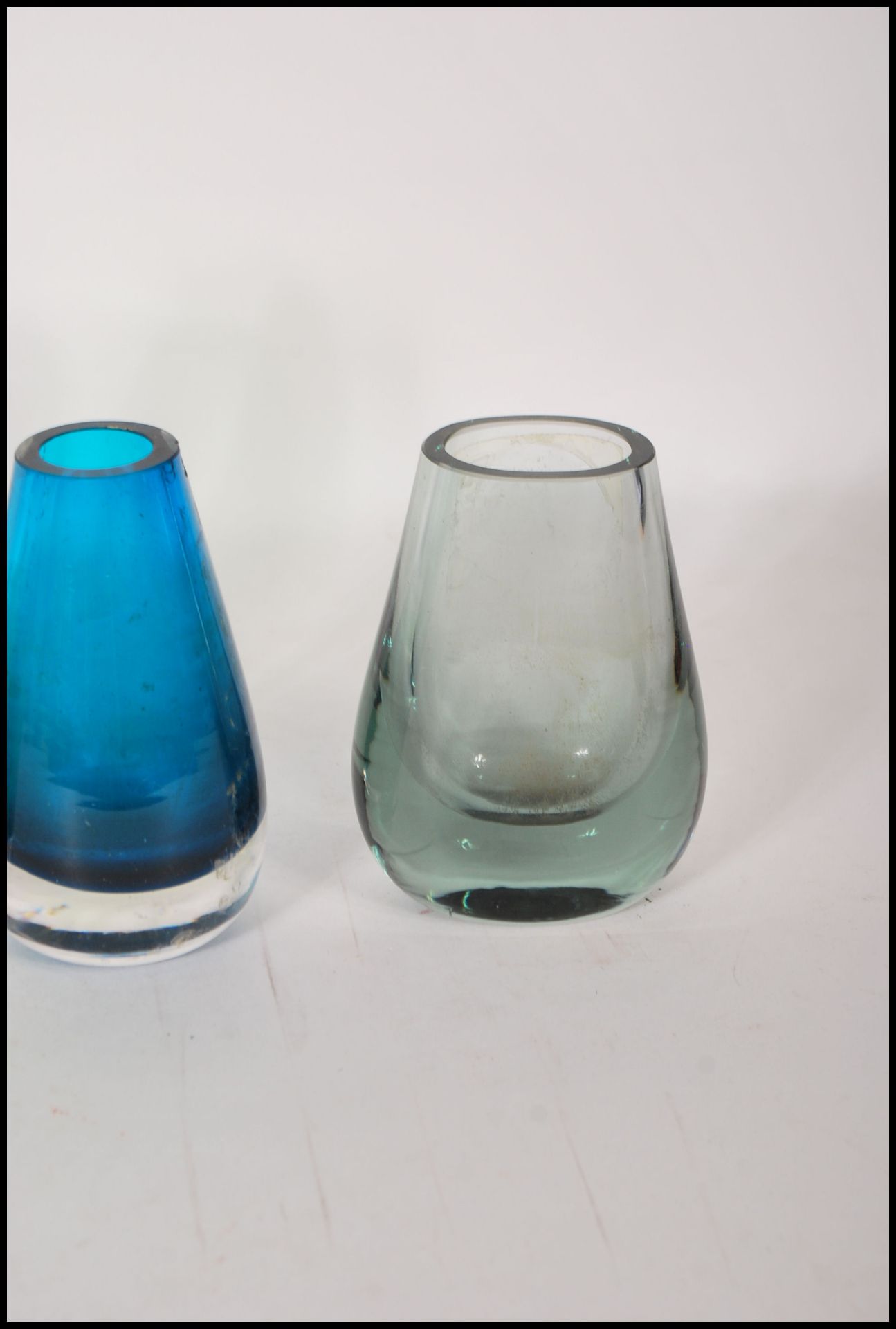 A selection of retro vintage 20th Century coloured studio glass vases to include Danish inspired - Bild 6 aus 6