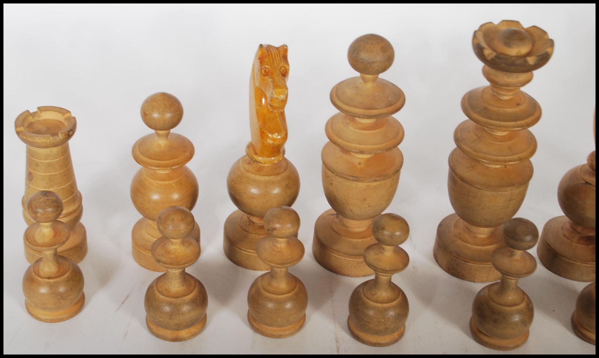 A vintage early 20th Century chess set having a complete set of boxwood and ebonised turned - Bild 4 aus 7