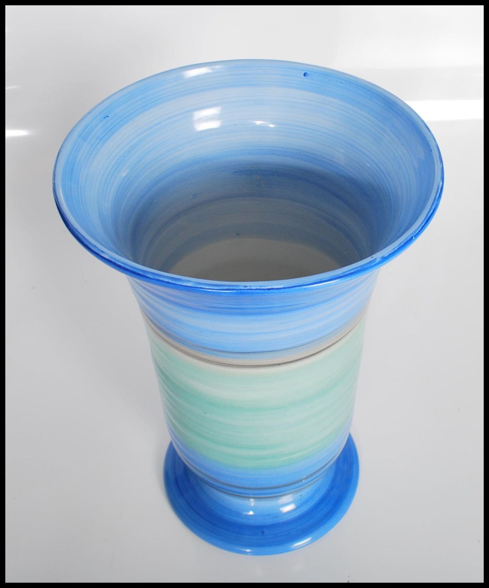 An early 20th Century Art Deco vase by Shelley. The ribbed vase decorated in pale blue, green to - Image 4 of 6