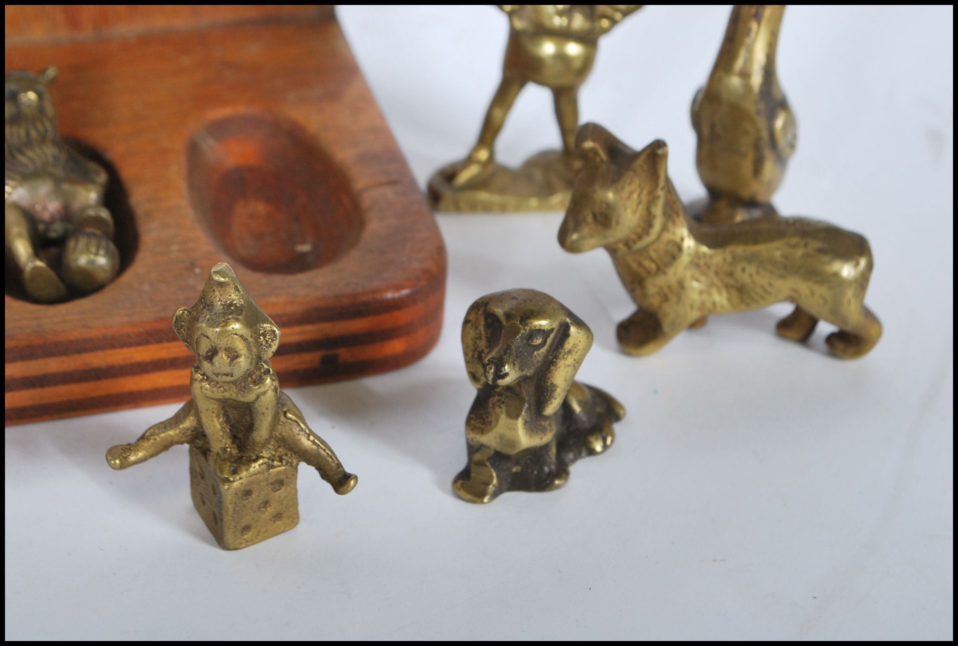 A collection of unusual brass ornamental figures to include mythical creatures, goblins, pixies - Bild 6 aus 11