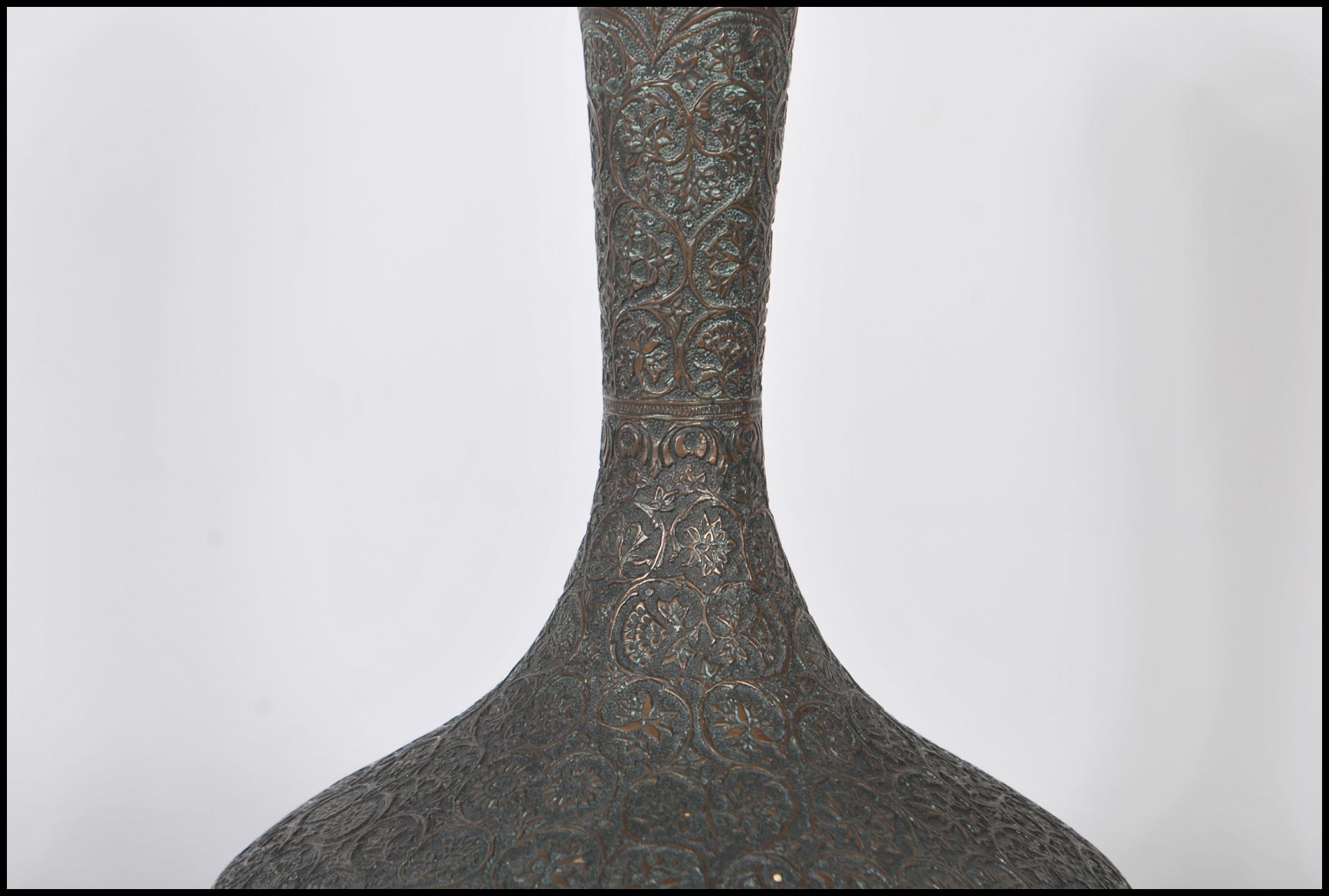 A early to mid 20th Century Middle Eastern / Islamic lidded copper water pourer / vase of bulbous - Bild 3 aus 8