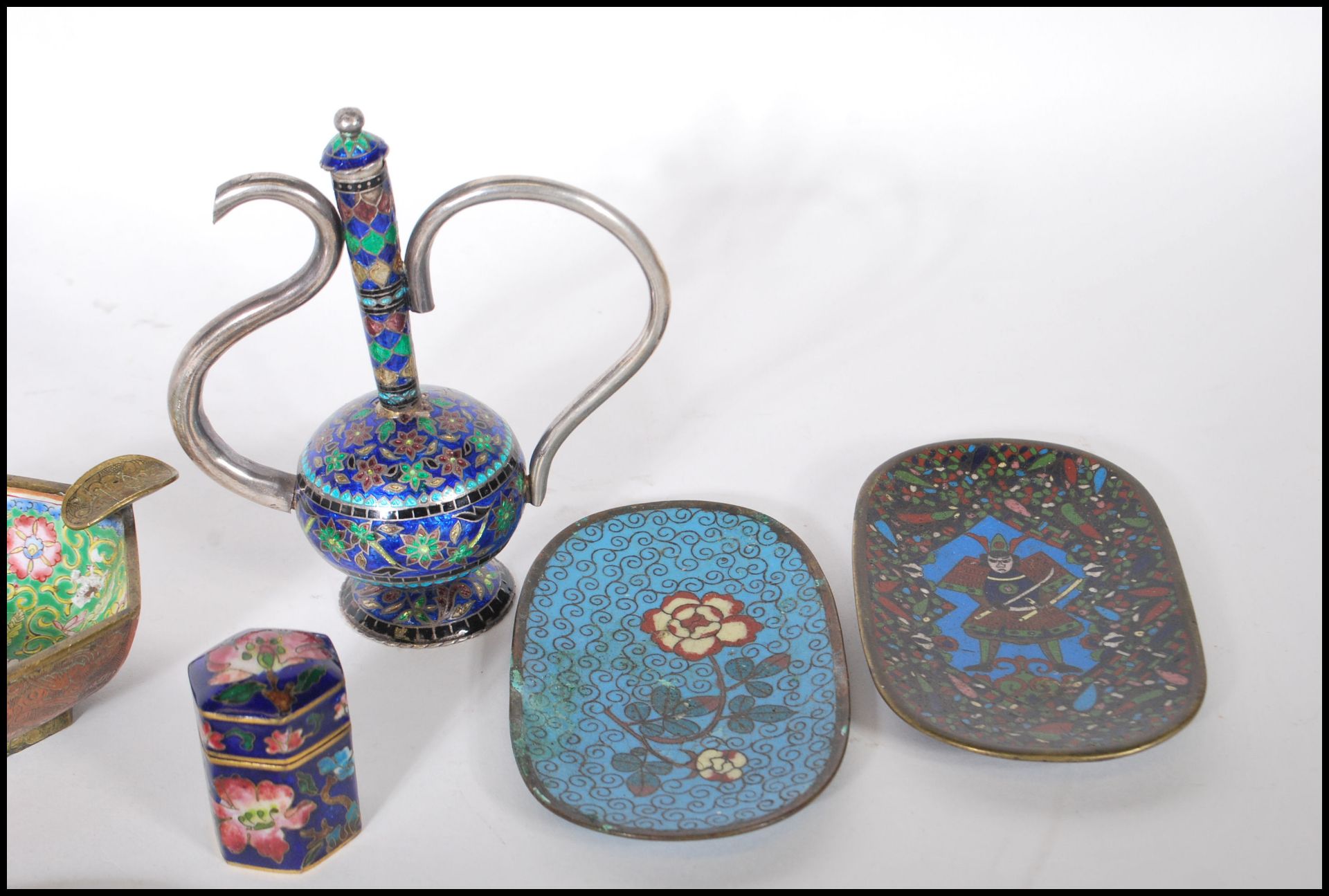 A collection of 20th Century enamel wares to include two Chinese Cloisonne dishes one decorated with - Bild 6 aus 6