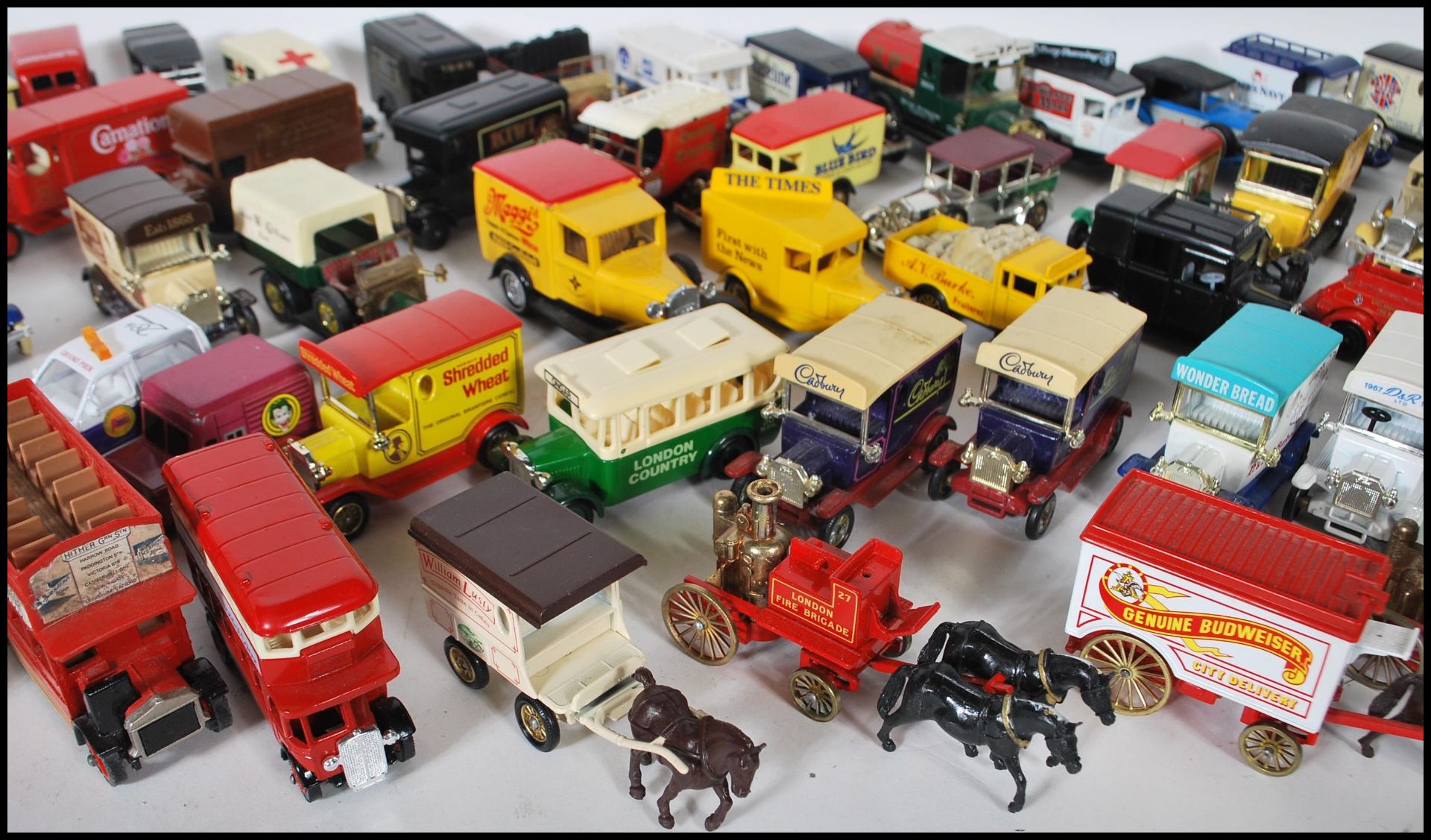 A COLLECTION OF UNBOXED DIECAST MODEL VEHICLES - Bild 5 aus 12