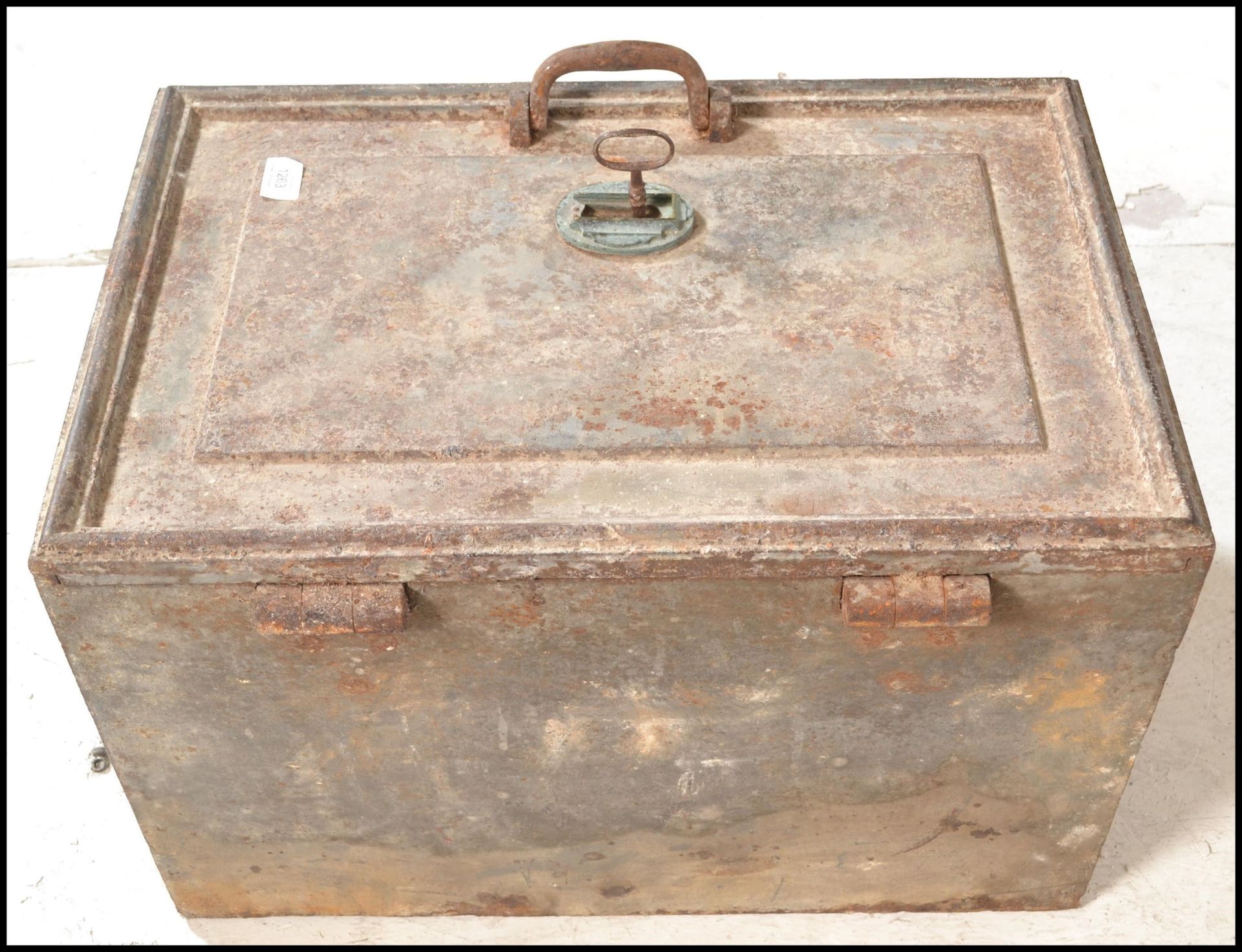 A 19th century believed George III lead safe box taken from a church in St Giles, Stanton St - Bild 5 aus 7