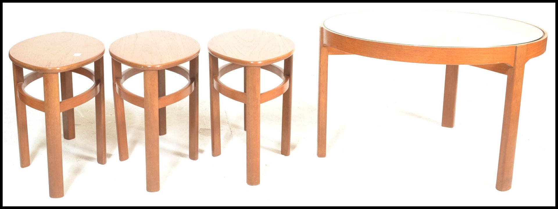 A retro 1970's Nathan teak and glass Trinity quartetto nest of table being raised on shaped legs - Bild 6 aus 8