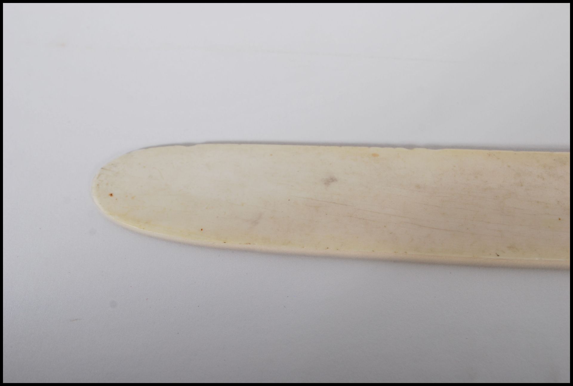 A 19th Century Chinese Cantonese ivory page turner / letter opener / paper knife having profusely - Bild 8 aus 8