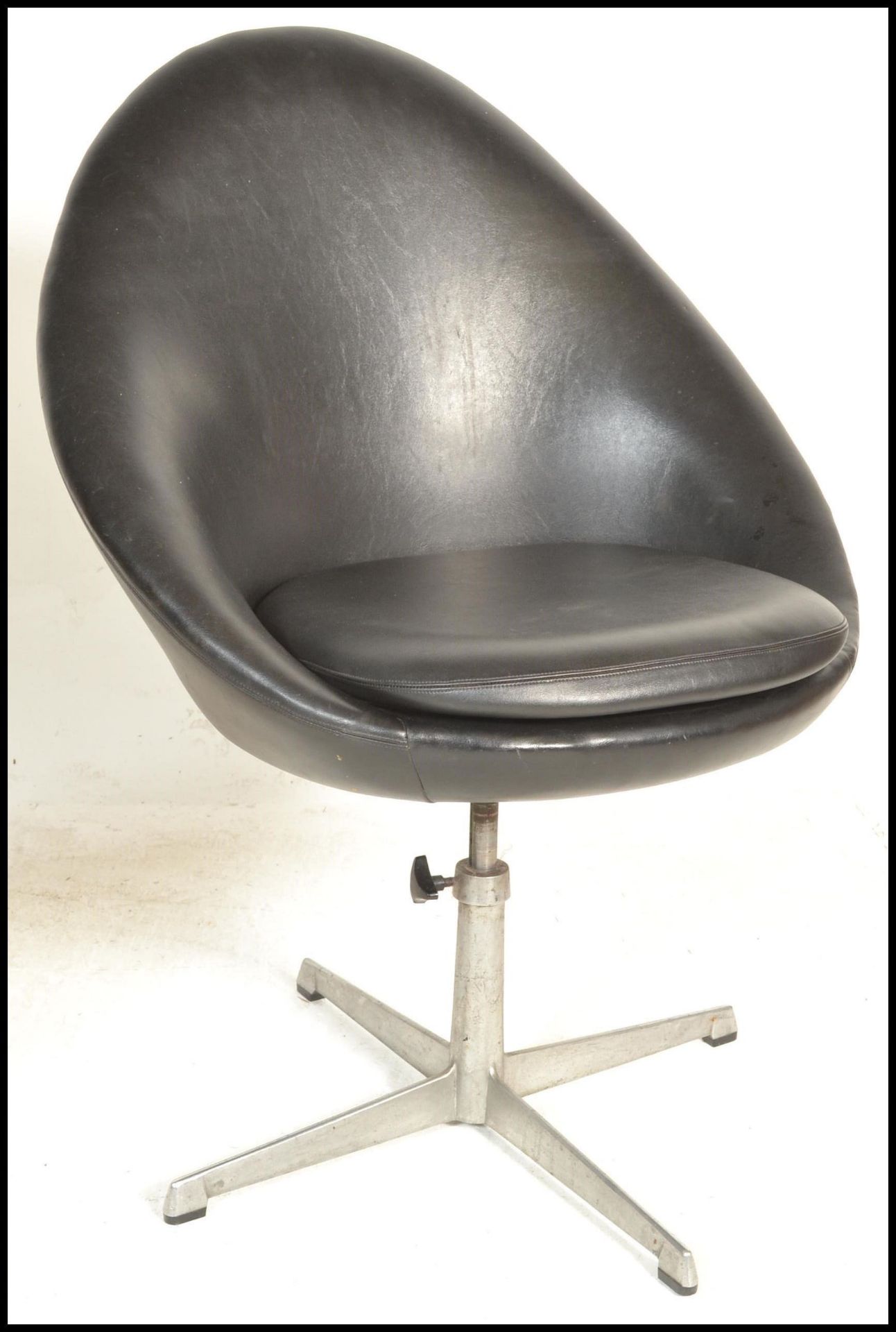 A pair of contemporary retro style swivel tub chairs, upholstered in a black leatherette material - Image 4 of 4