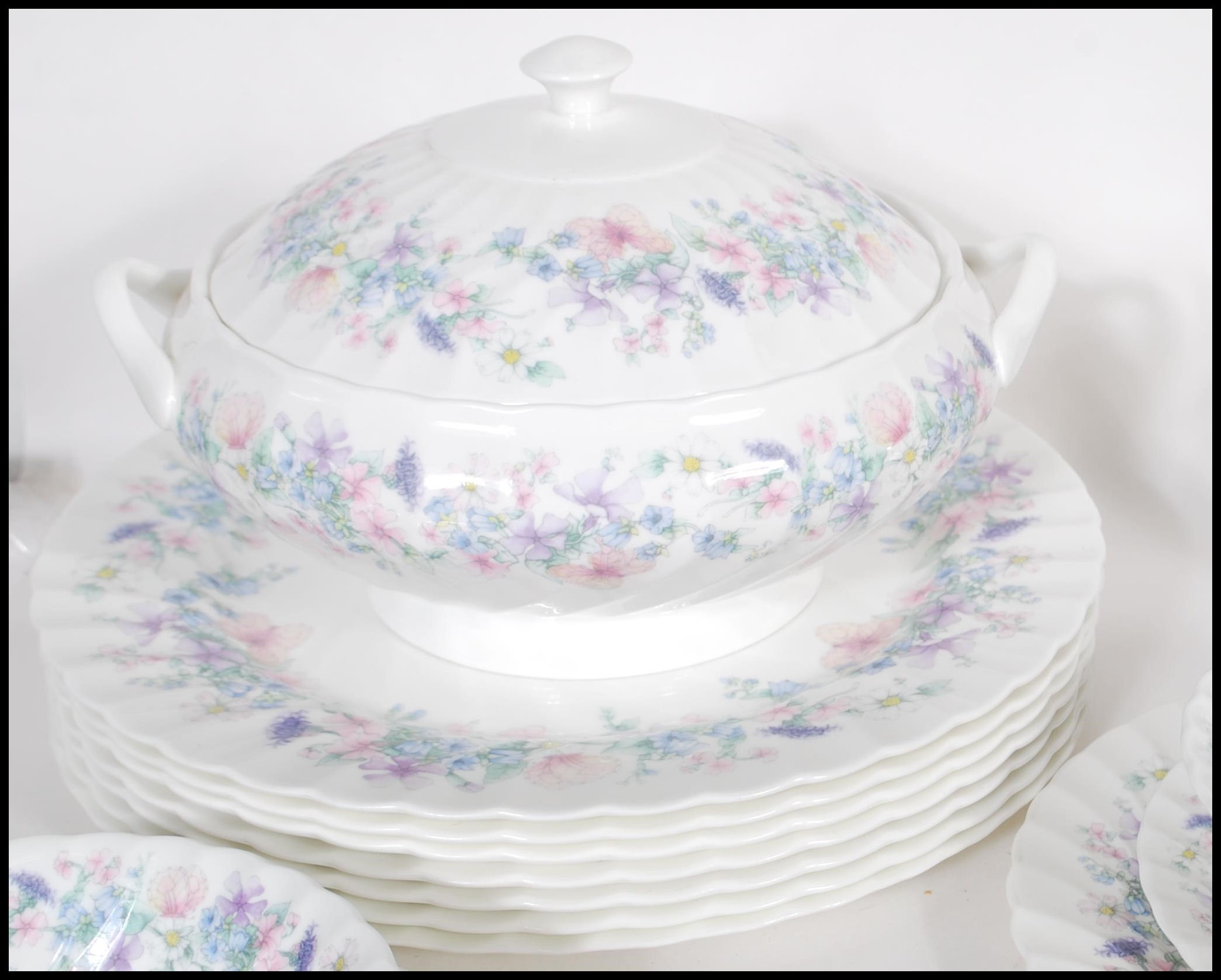 A vintage Wedgwood china tea / dinner service in the Angela pattern to include dinner plates, side - Image 4 of 11