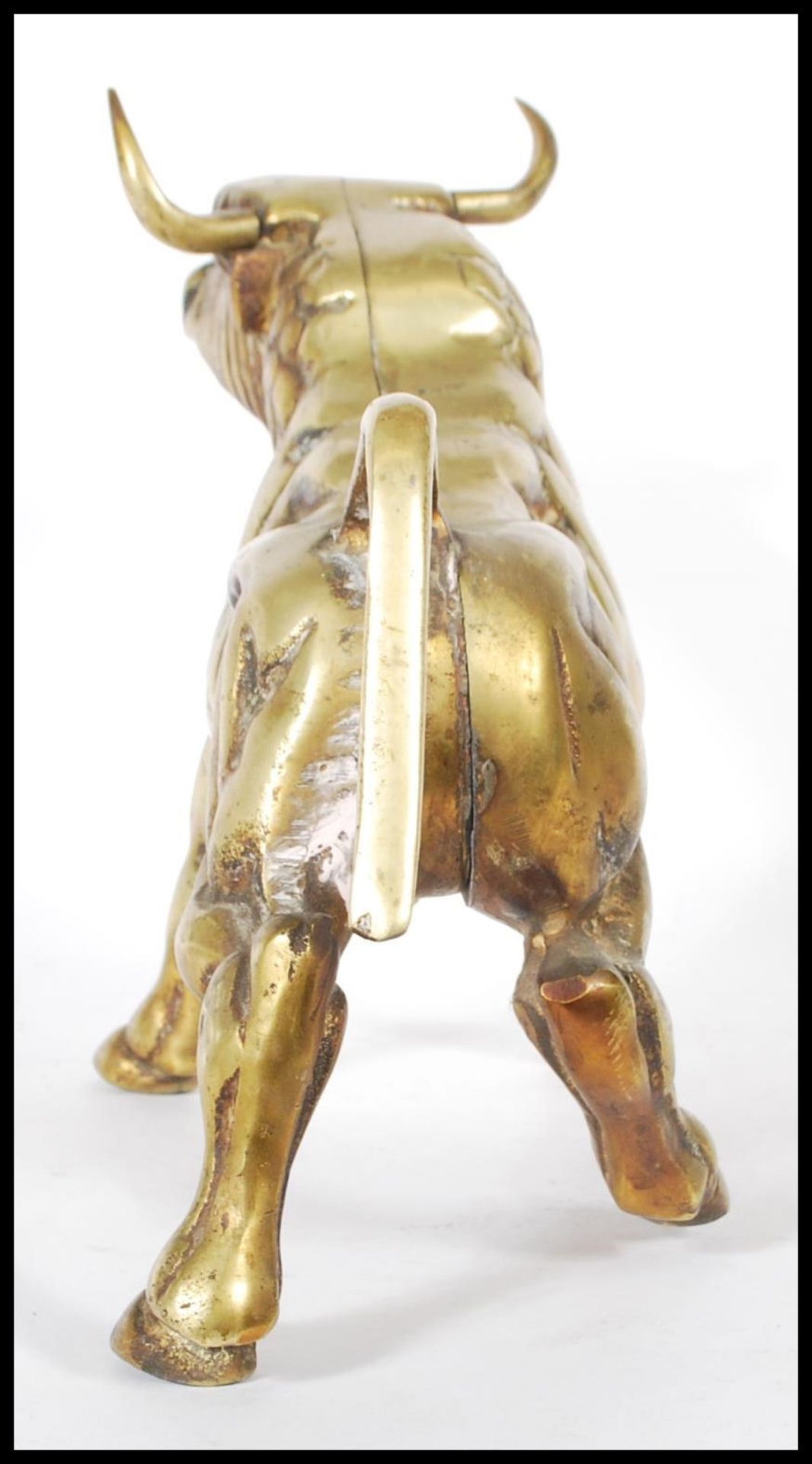 A 20th century cast bronze figurine in the form of a standing bull having a gilt exterior. - Bild 3 aus 6